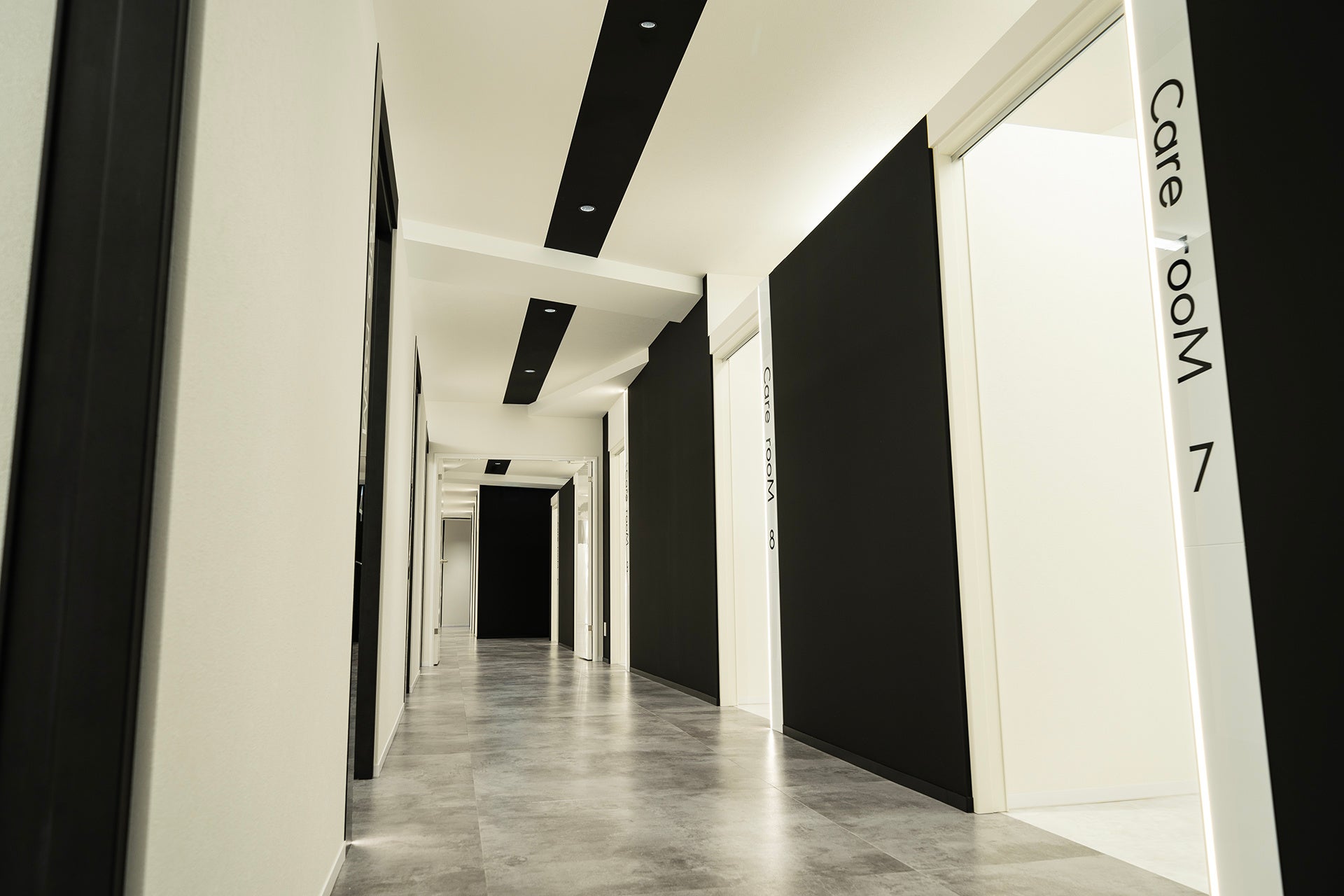 モノトーンで統一されたスタイリッシュな院内