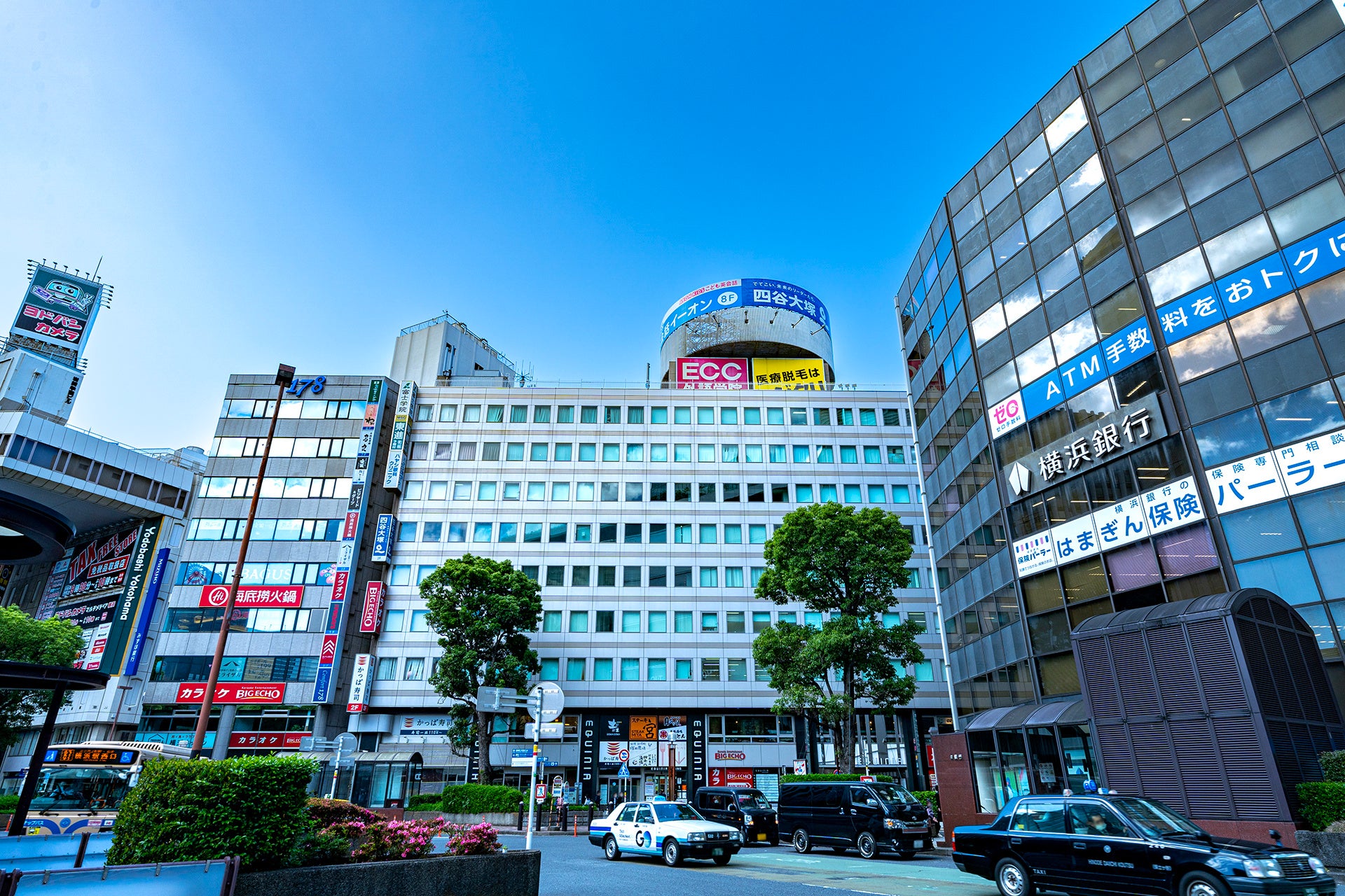 クリニックが入居するエキニア横浜（写真中央）