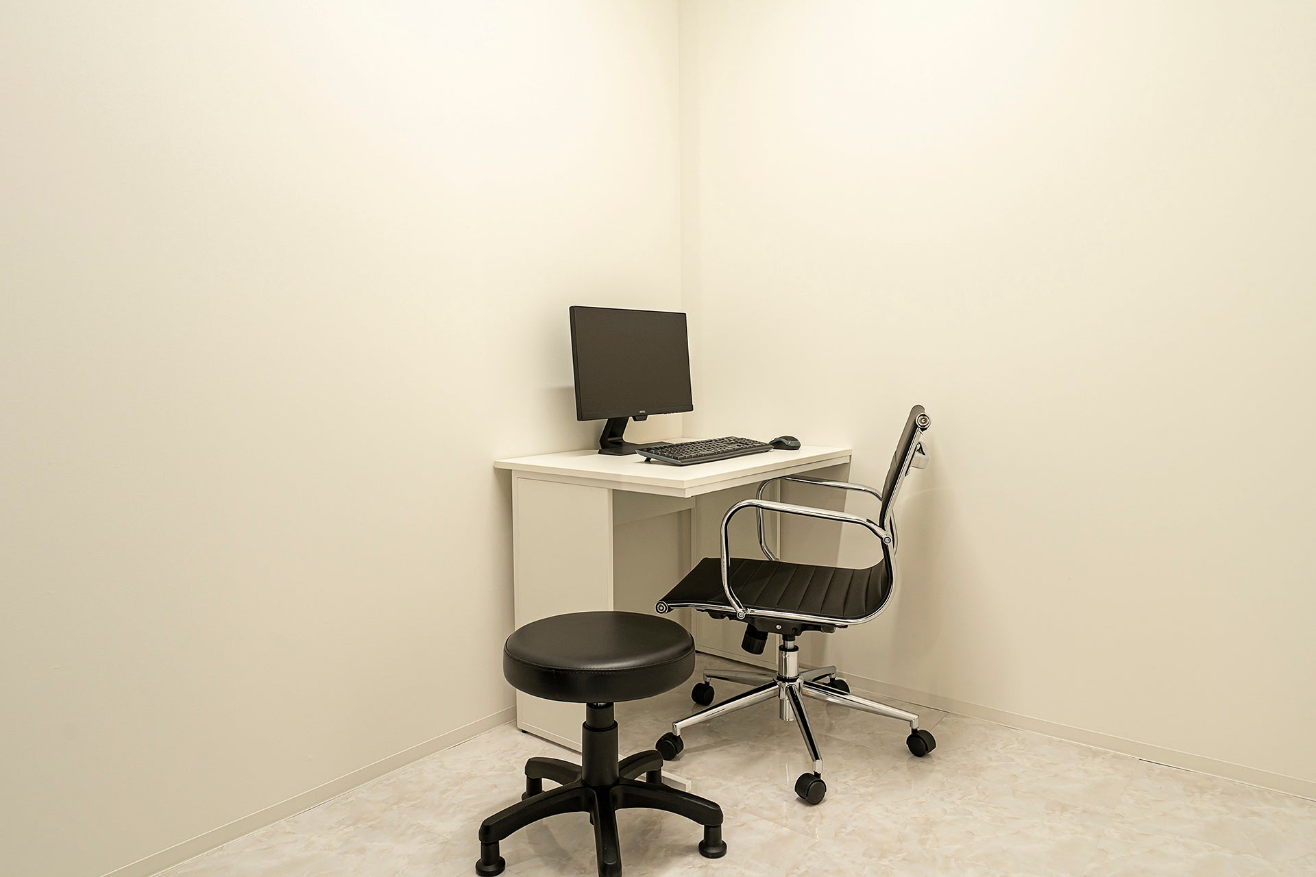 シンプルで落ち着いた雰囲気の診察室