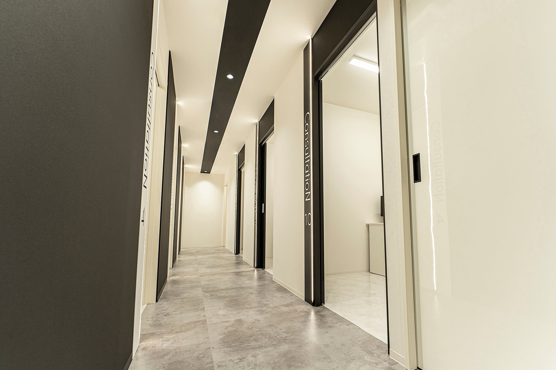 病院色を排除したスタイリッシュな院内