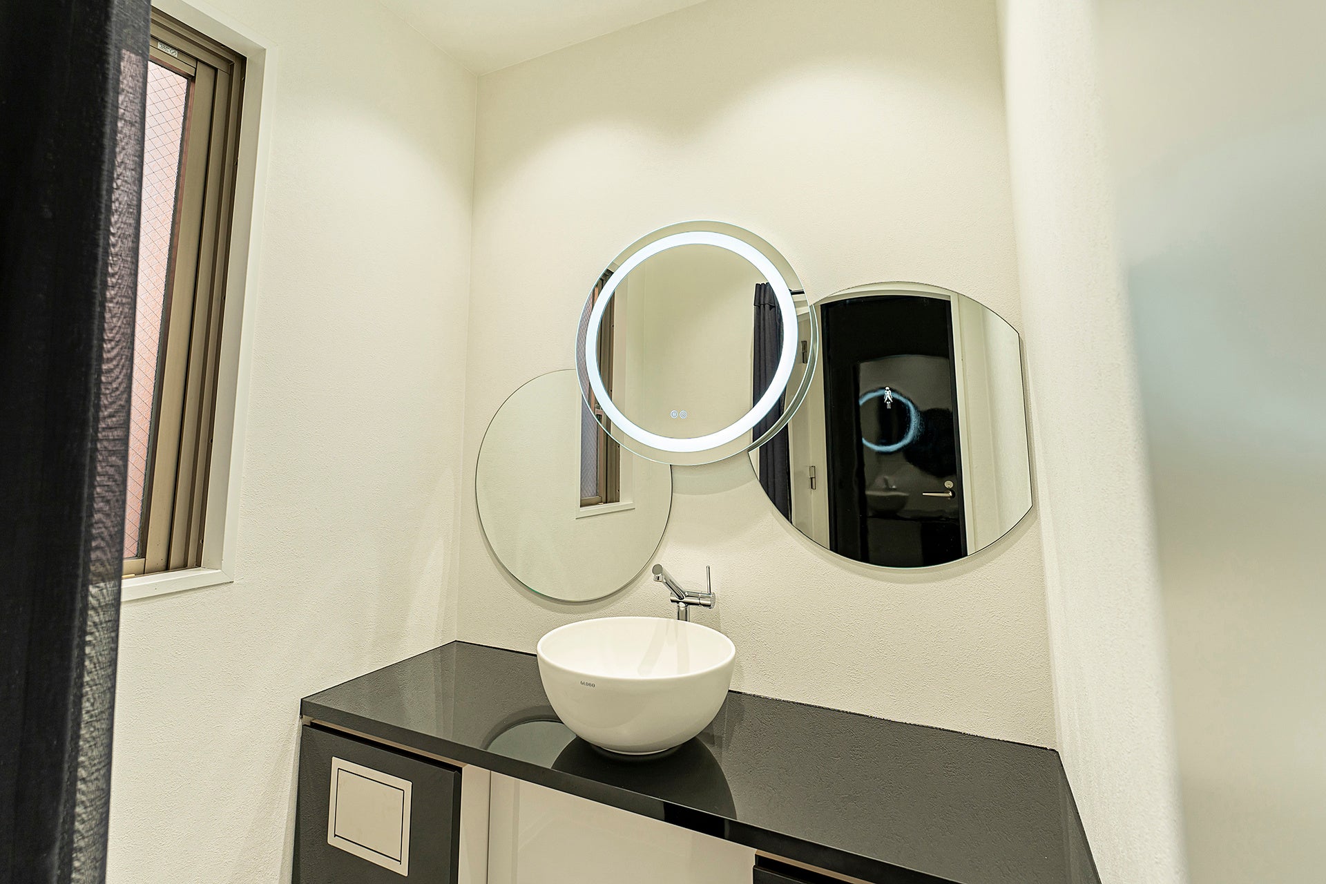 「モノトーンとサークル」を取り入れたパウダールーム