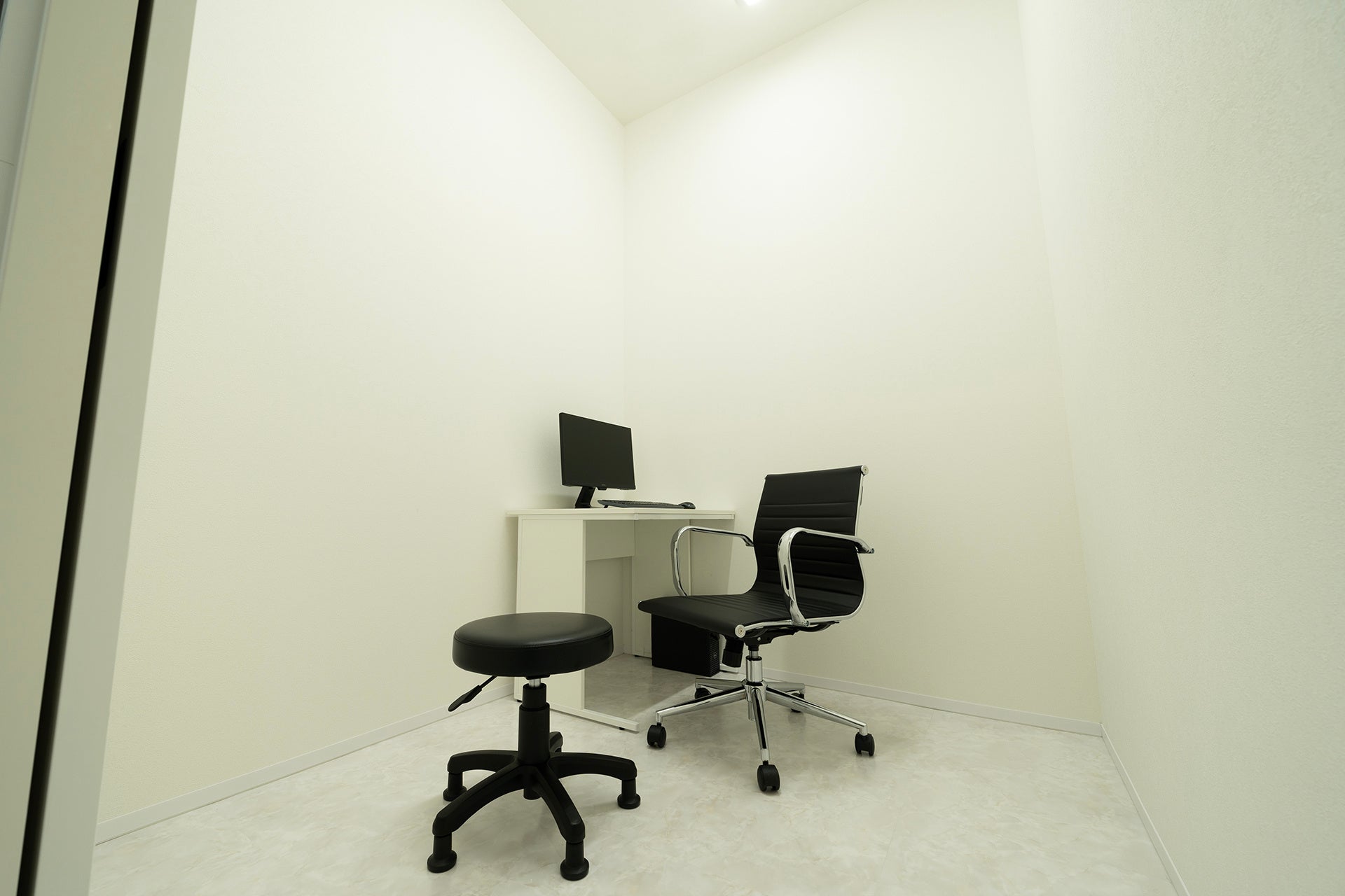 モノトーンに飾られた診察室