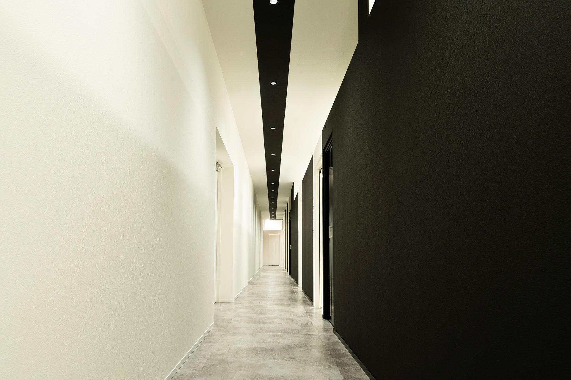 病院色を排除したスタイリッシュな院内