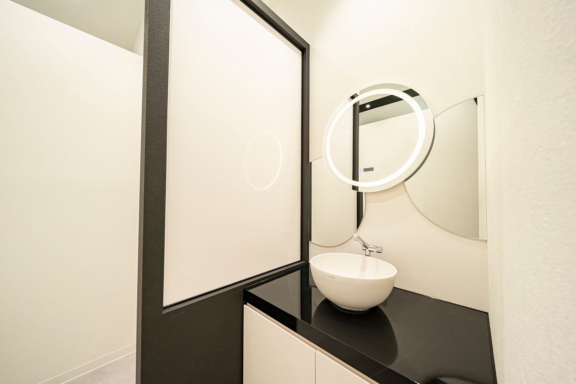 モノトーンで統一されたパウダースペースも完備