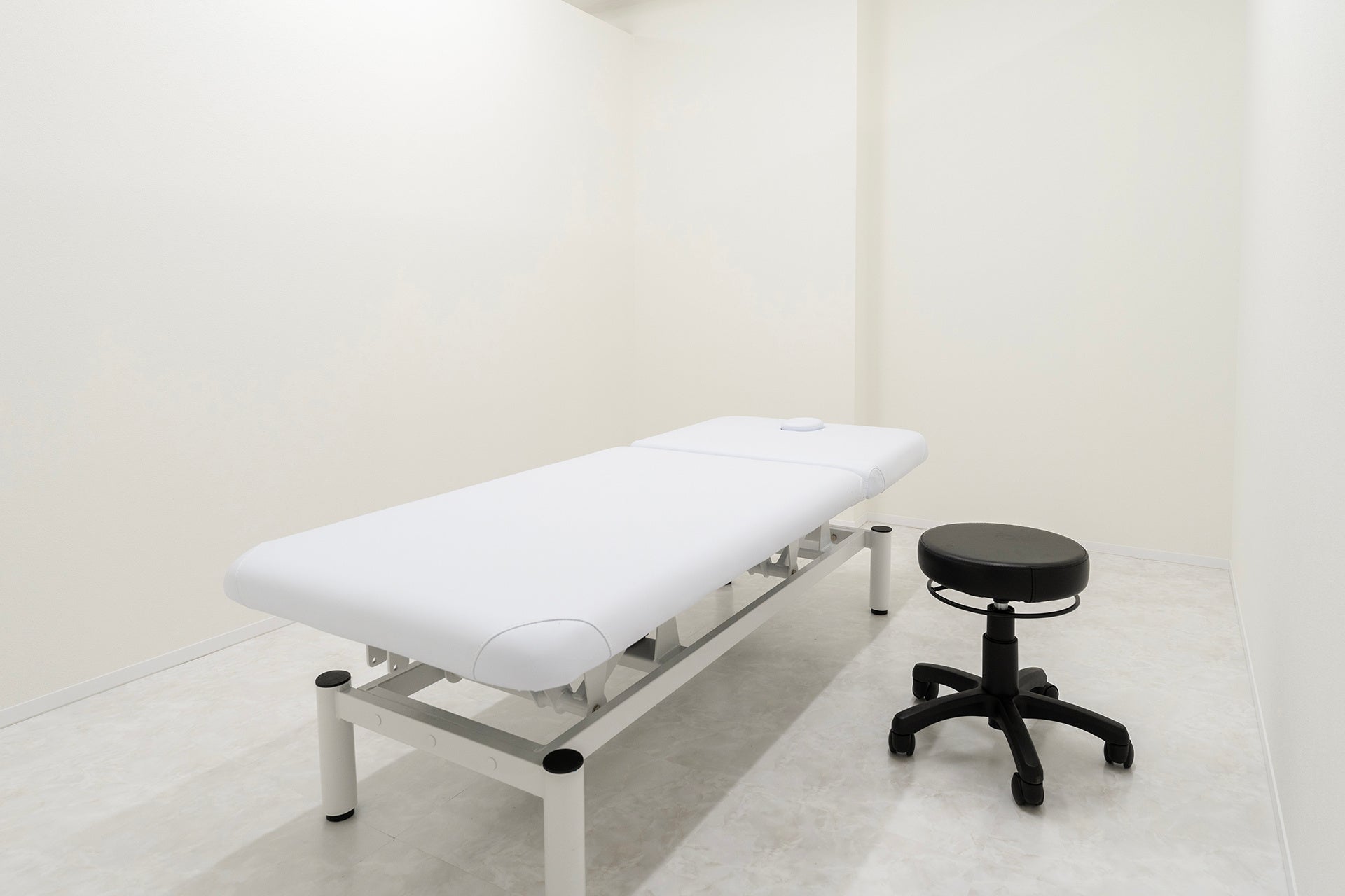 機能美を追及した白主体の処置室