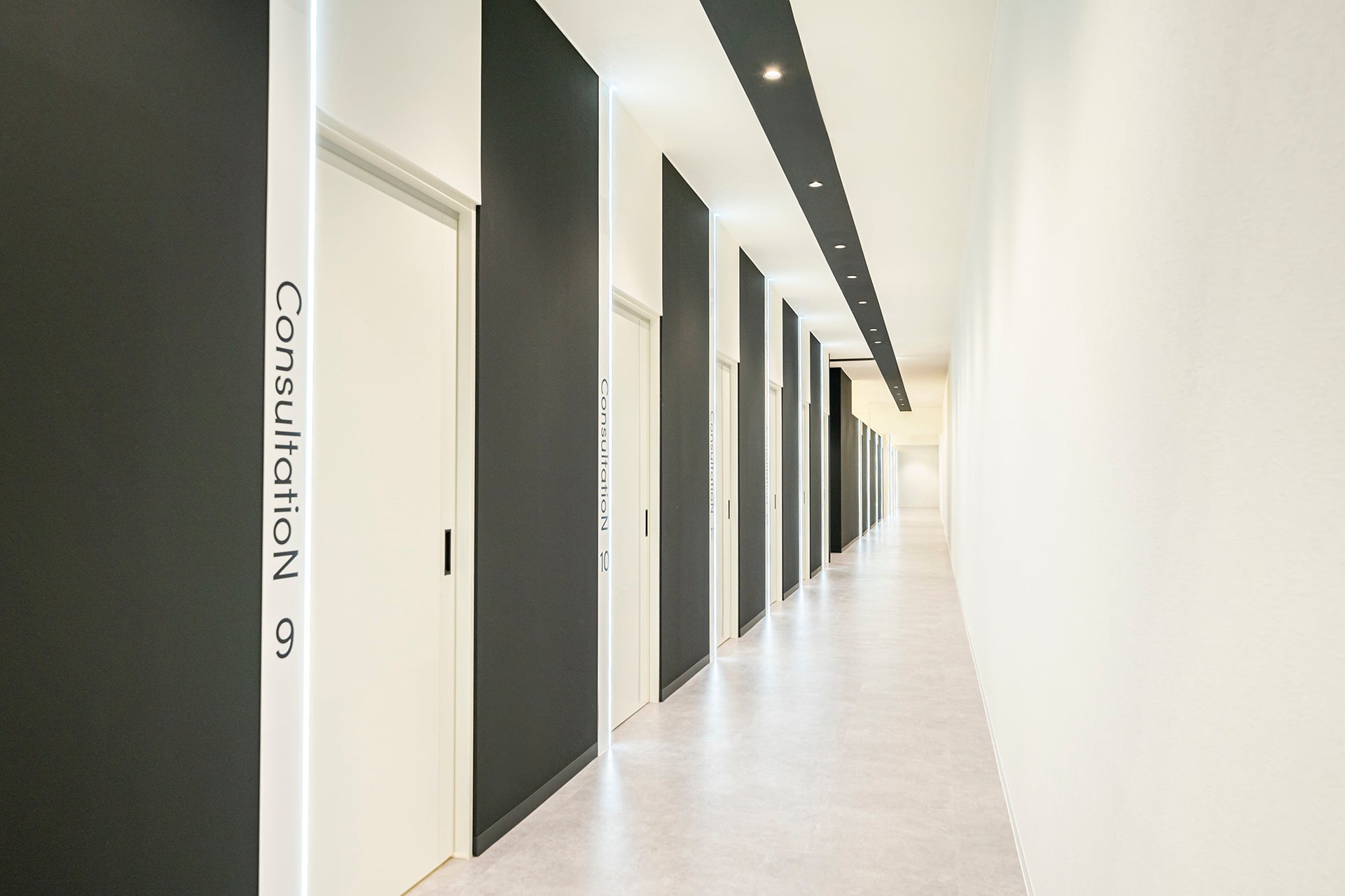 病院色を排除したスタイリッシュな院内