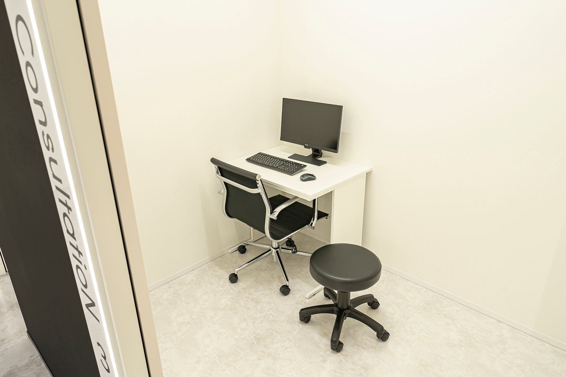 モノトーンで統一された診察室