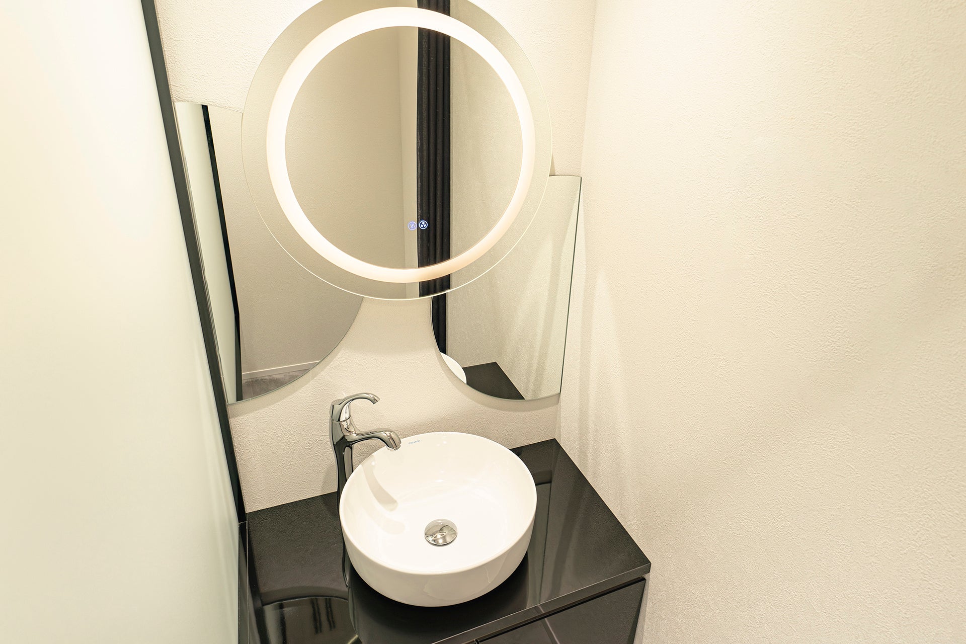 お洒落なパウダールームも完備