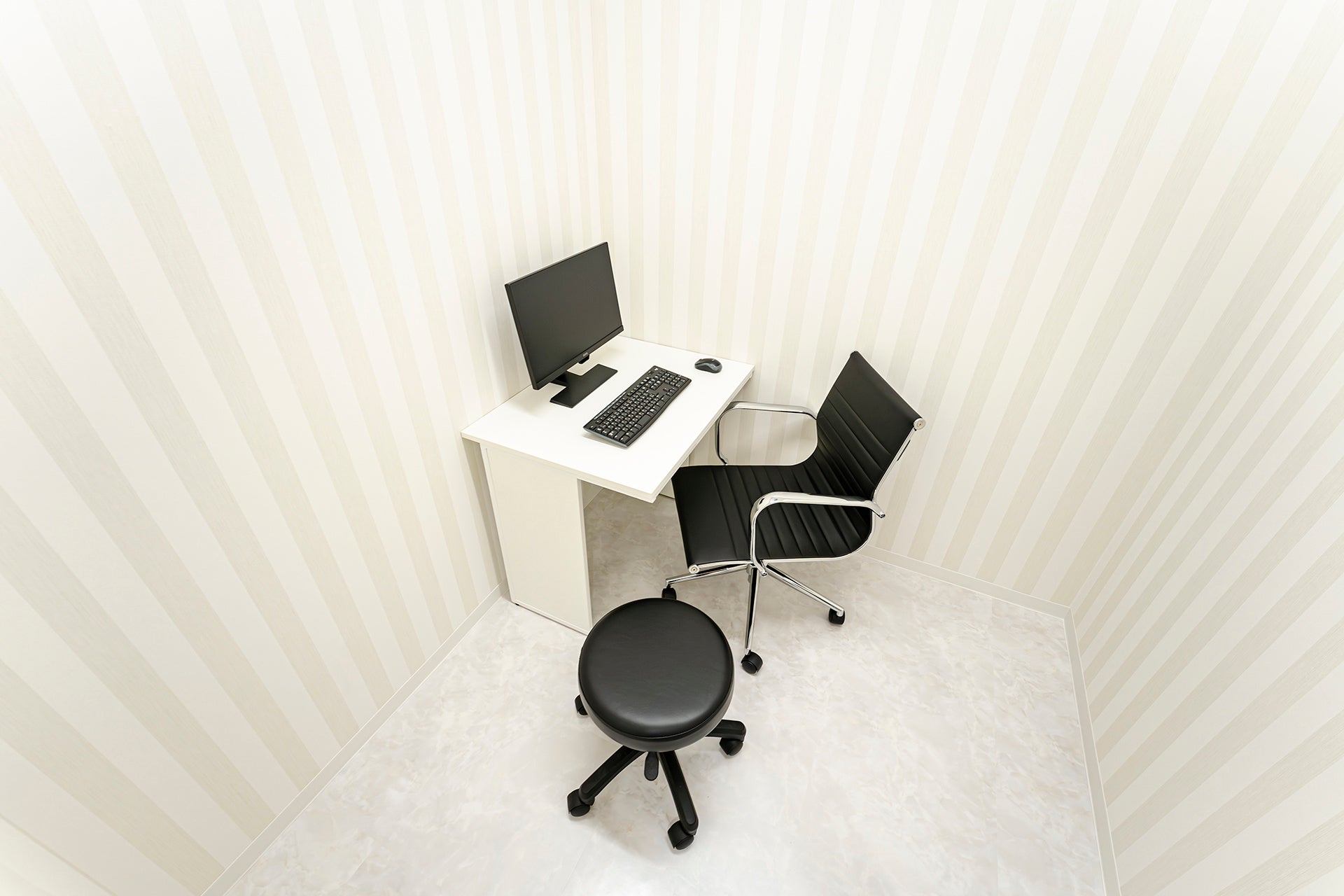 シンプルで落ち着いた雰囲気の診察室