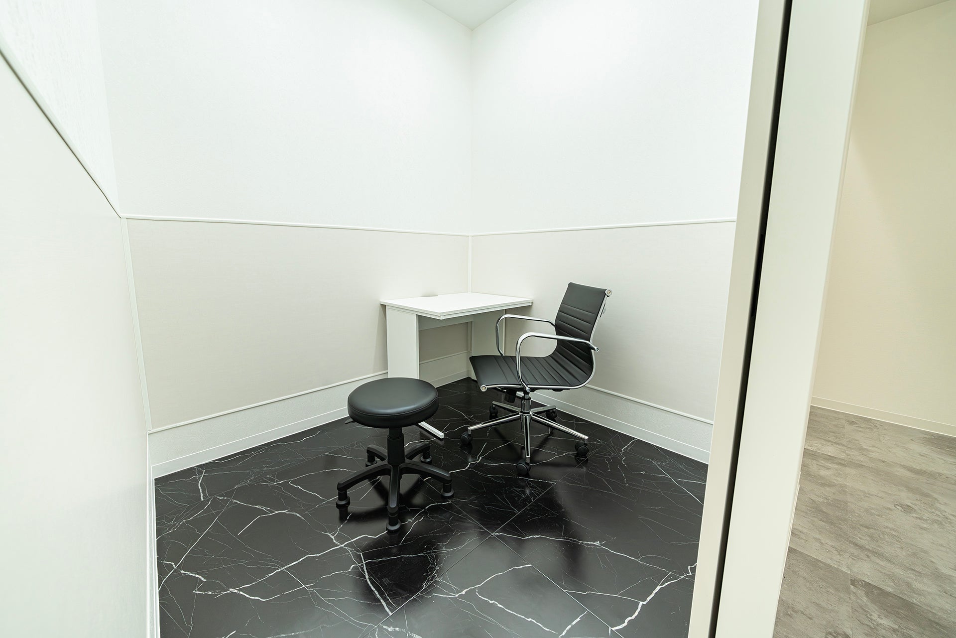 シンプルで落ち着いた雰囲気の診察室