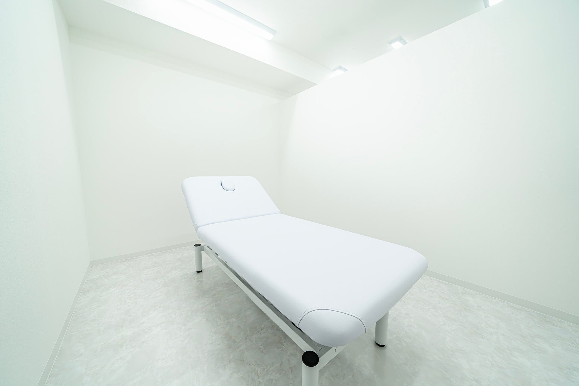 清潔感と機能美を追求した白主体の処置室