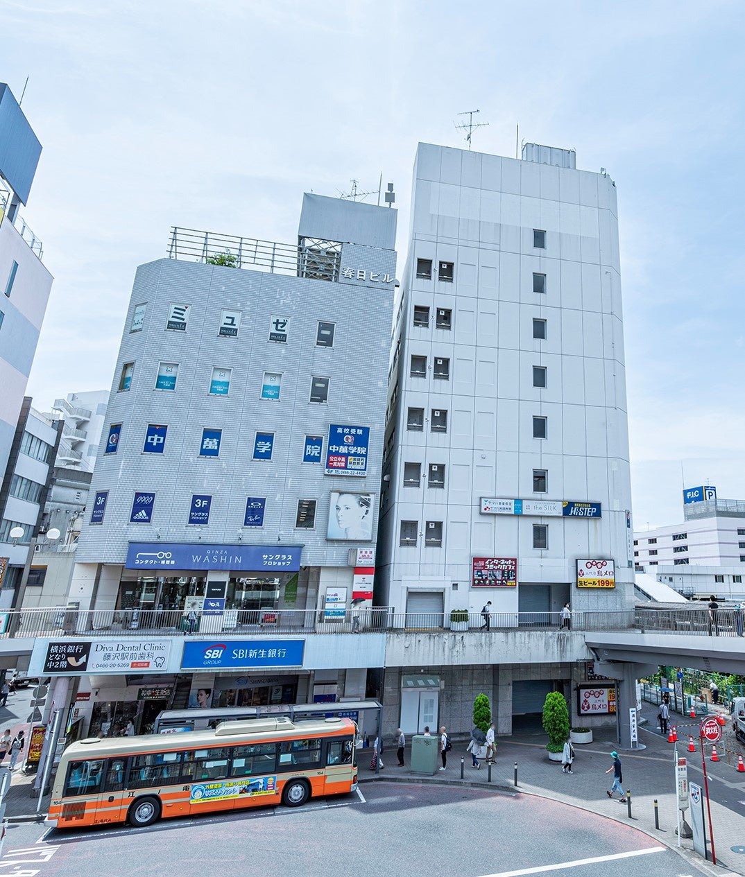 クリニックが入居する神中第2ビル（写真右側）