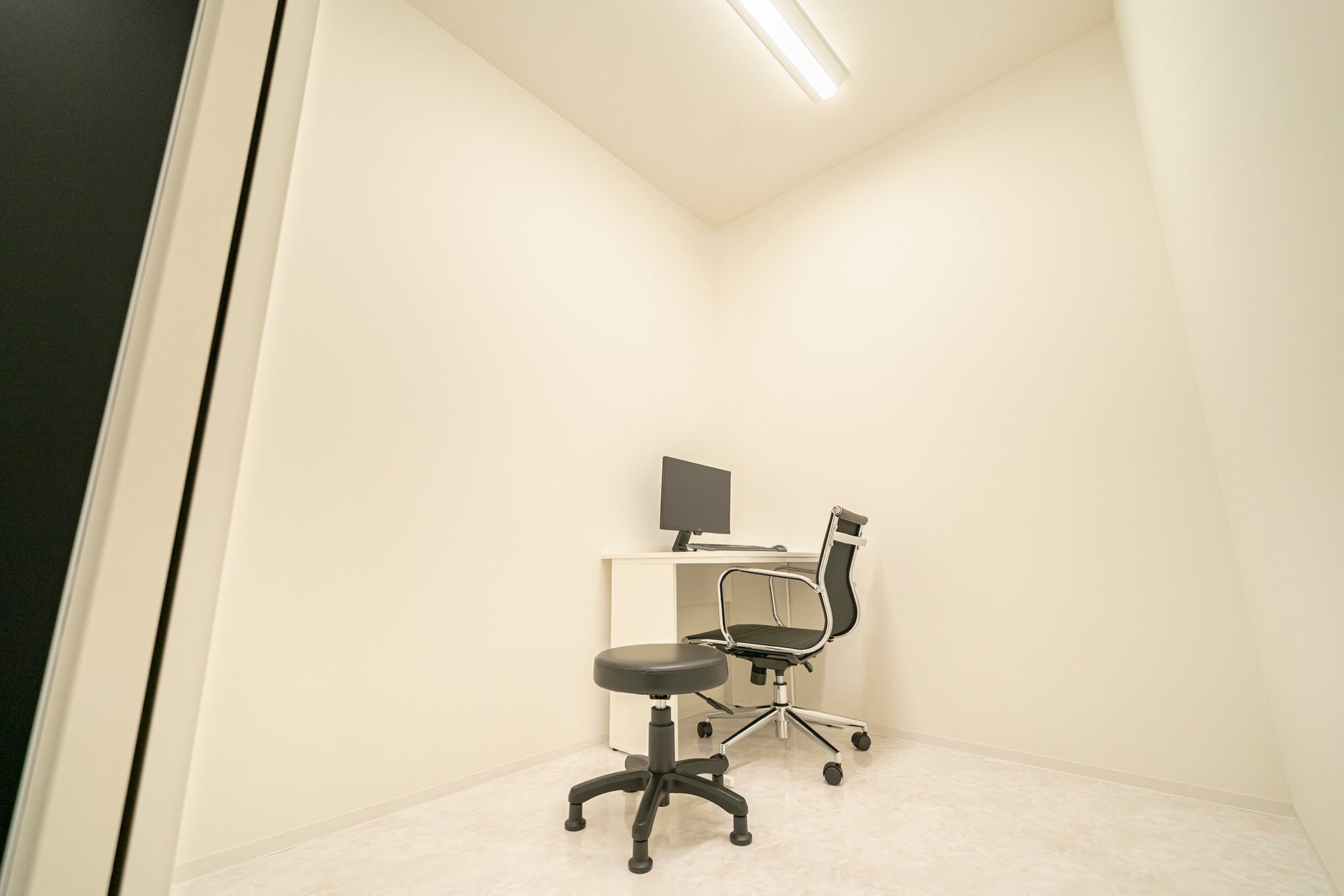シンプルで落ち着いた雰囲気の診察室