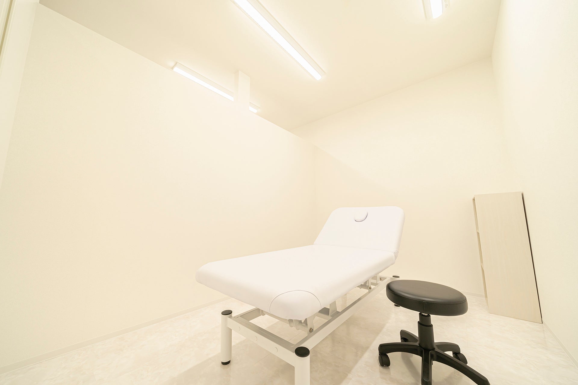 清潔感と機能美を追求した白主体の処置室