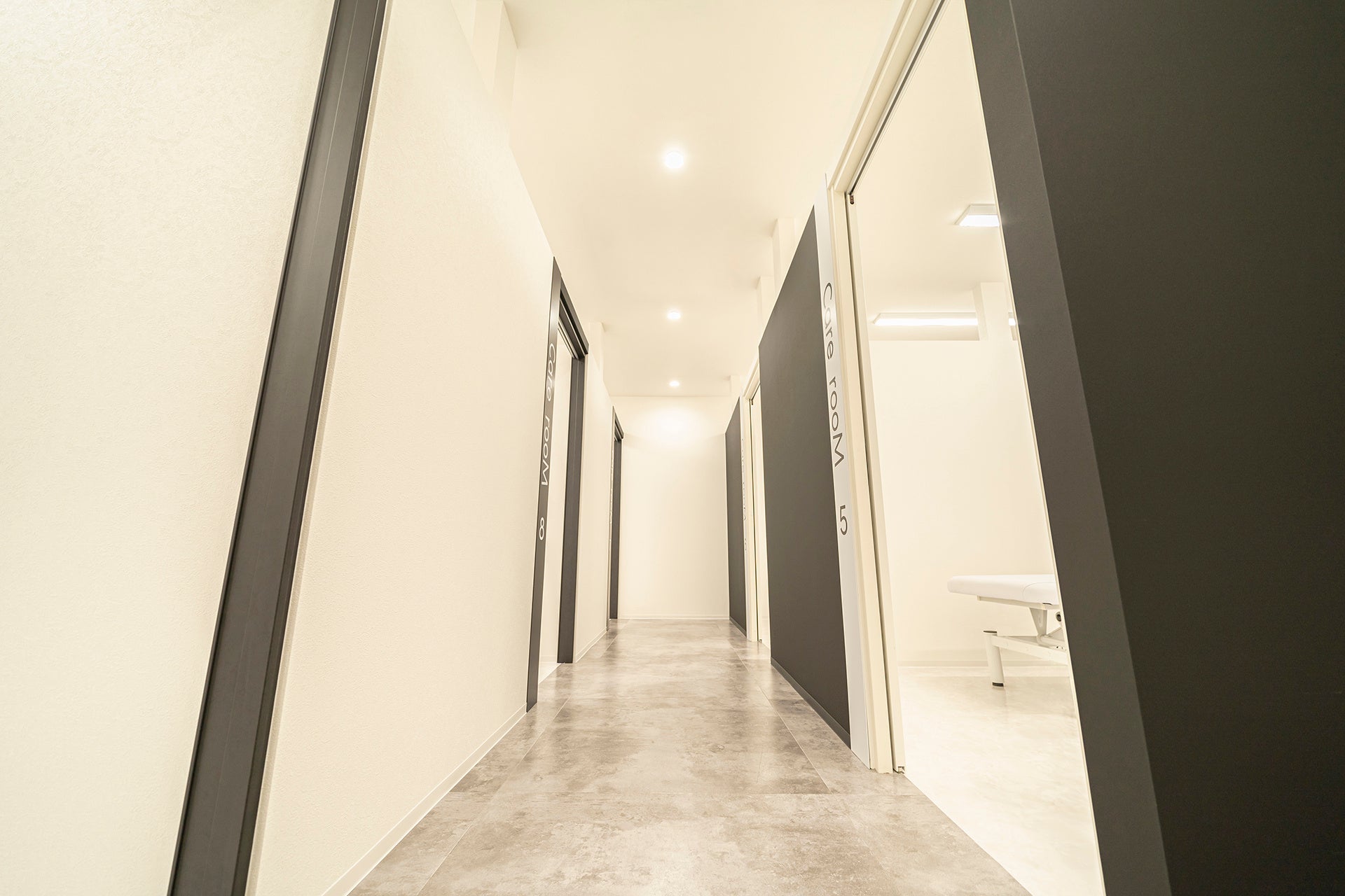 モノトーンに飾られた内装空間