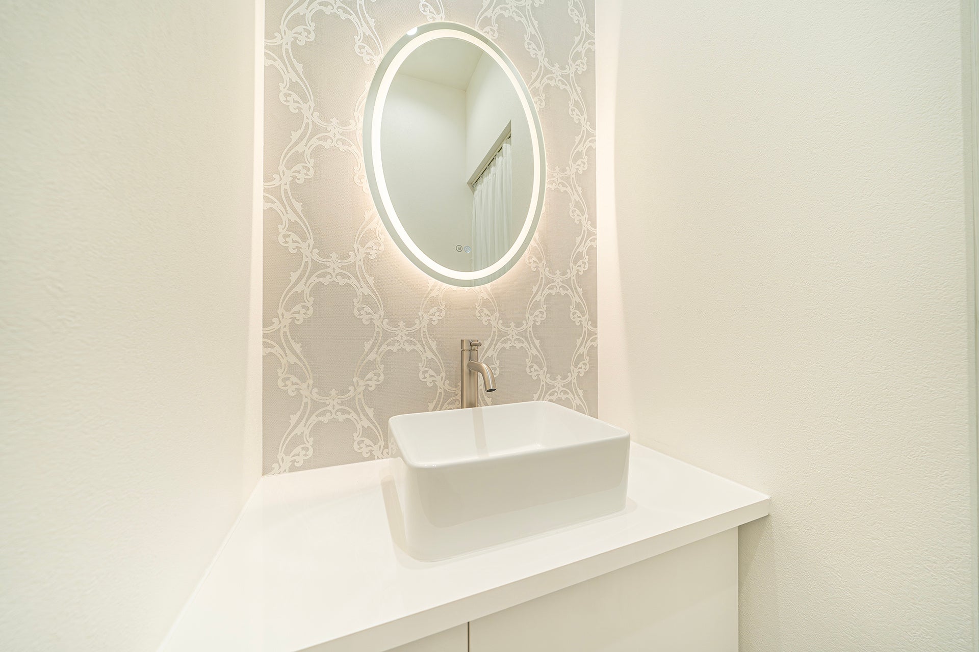 施術後にメイク直しができるパウダースペースも完備