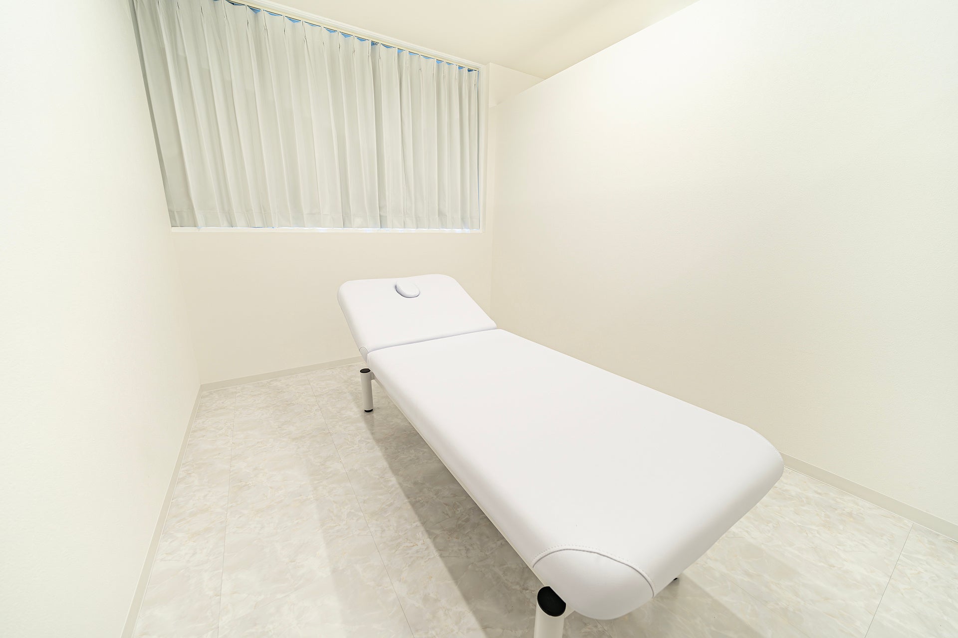 機能美を追及した白主体の処置室