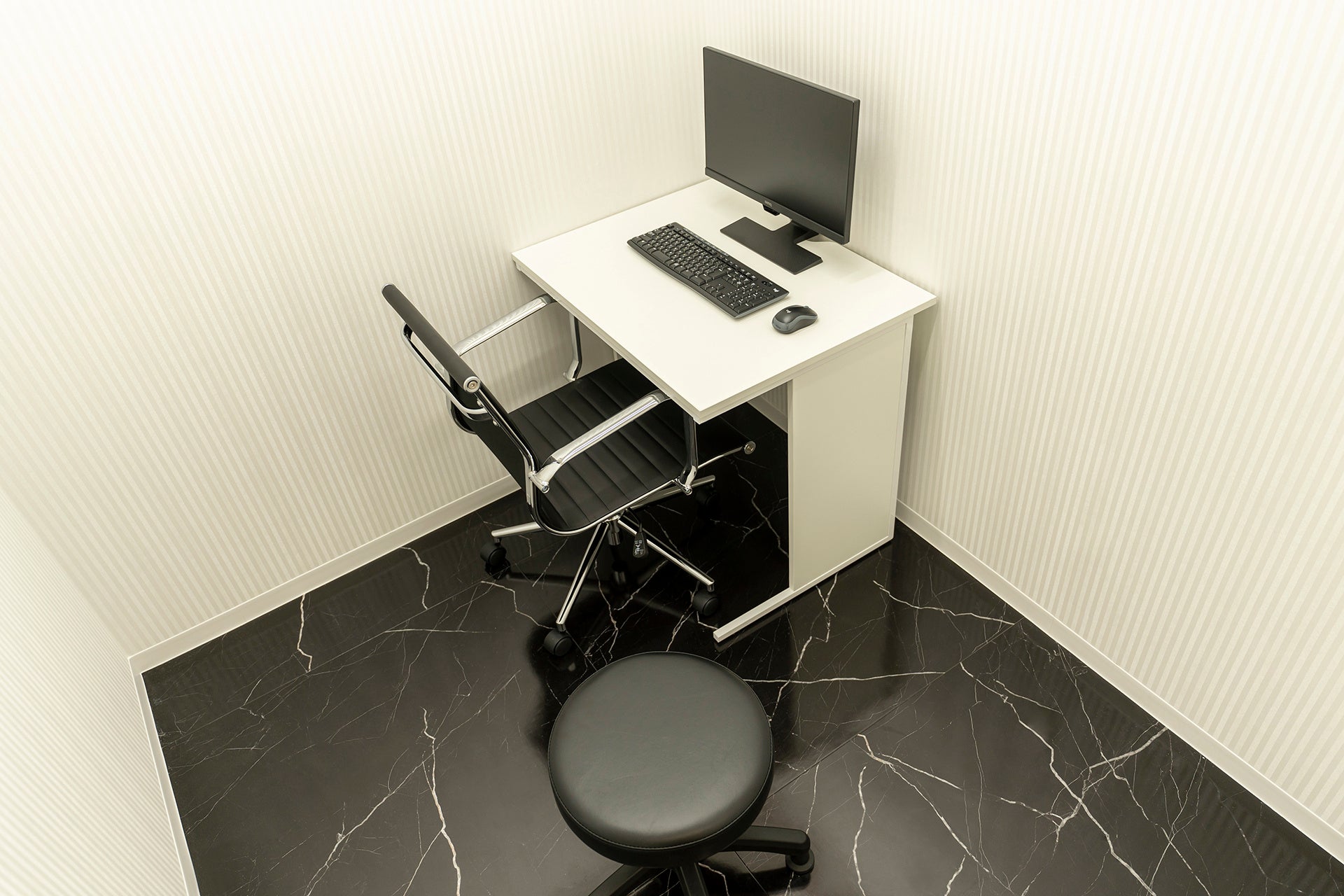 シンプルで落ち着いた雰囲気の診察室