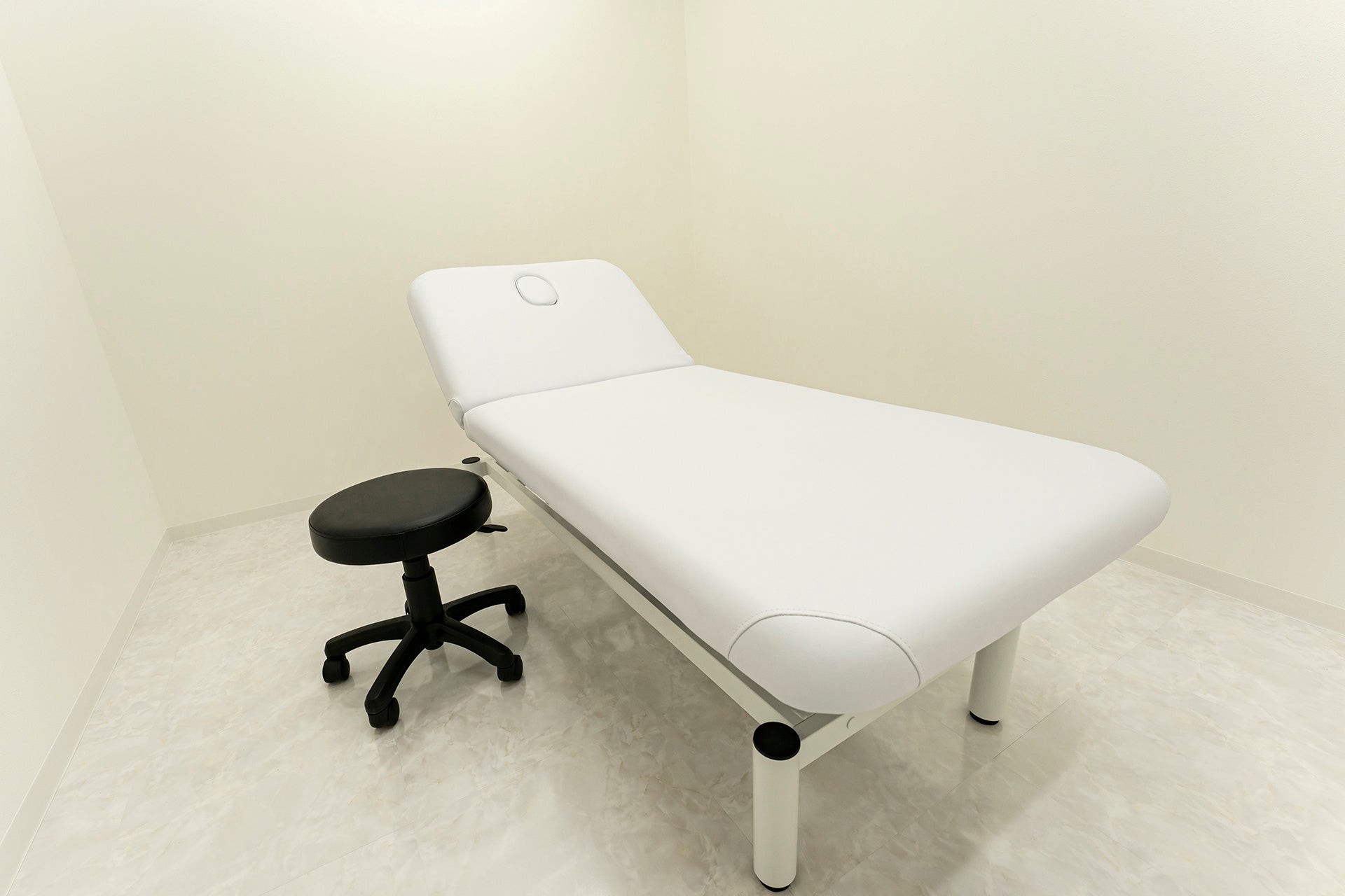 清潔感と機能美を追求した白主体の処置室