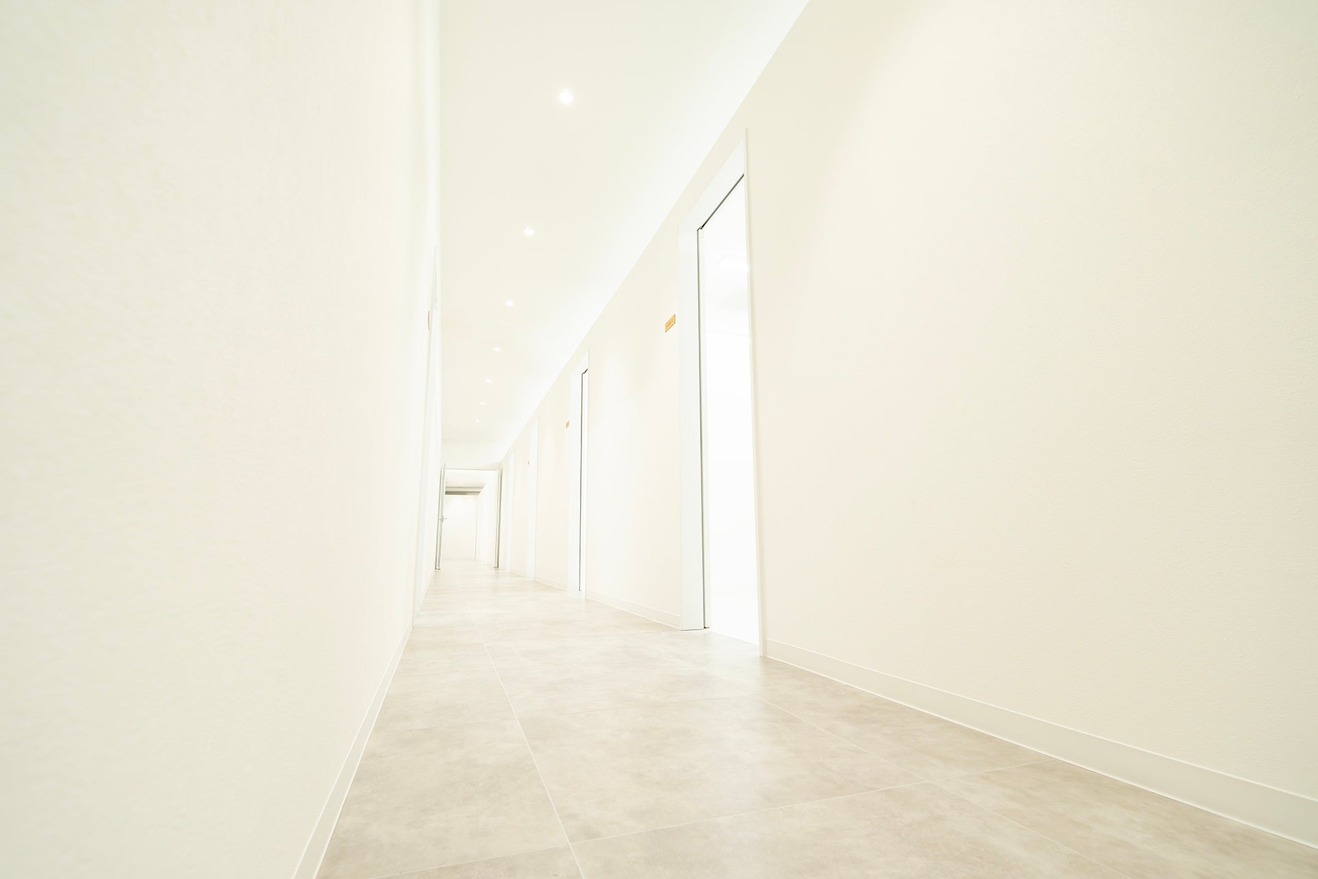 白を基調とした明るい院内