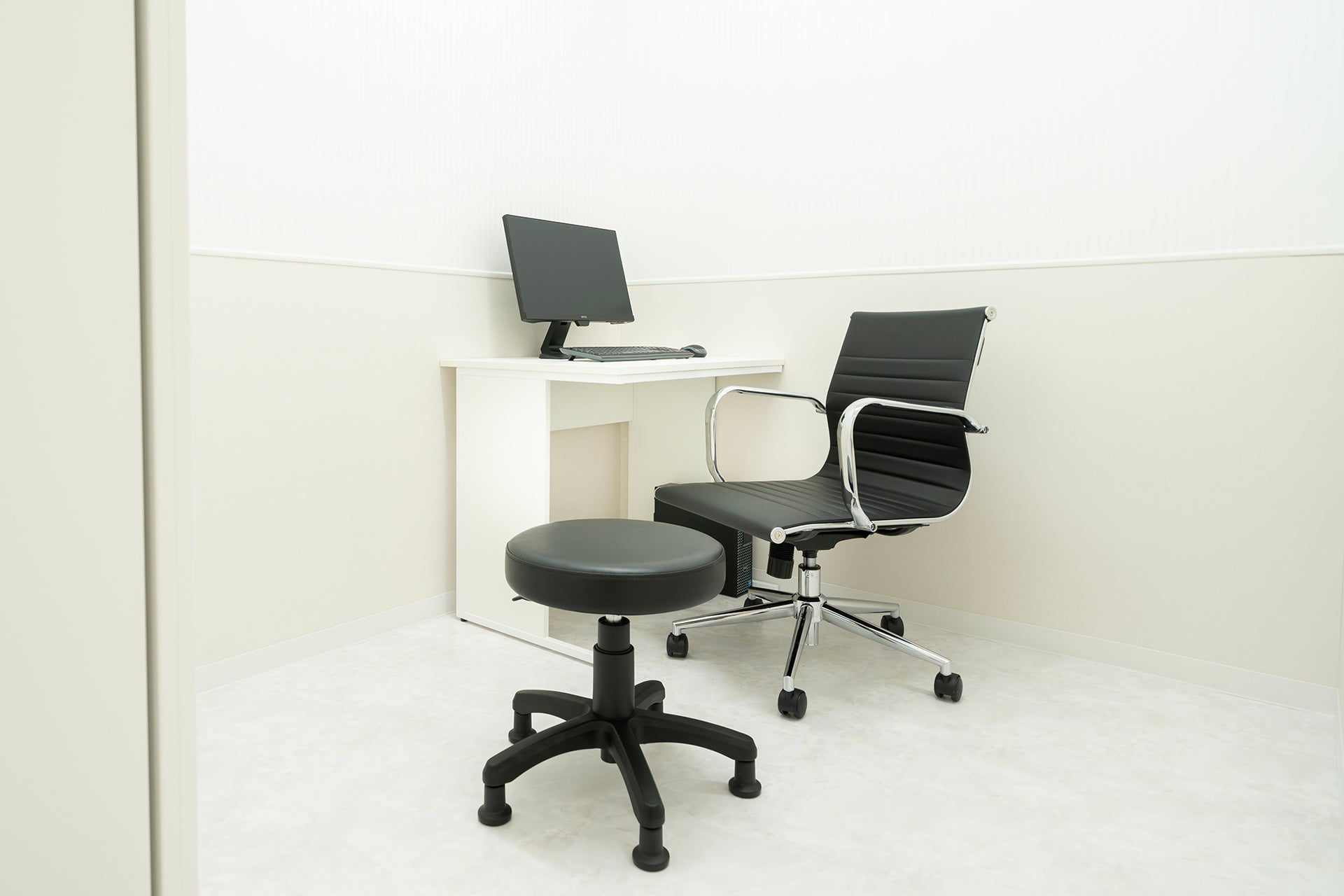 シンプルで落ち着いた雰囲気の診察室