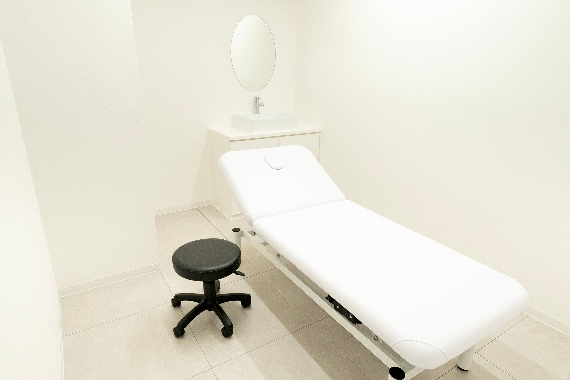 清潔感と機能美を追求した白主体の処置室