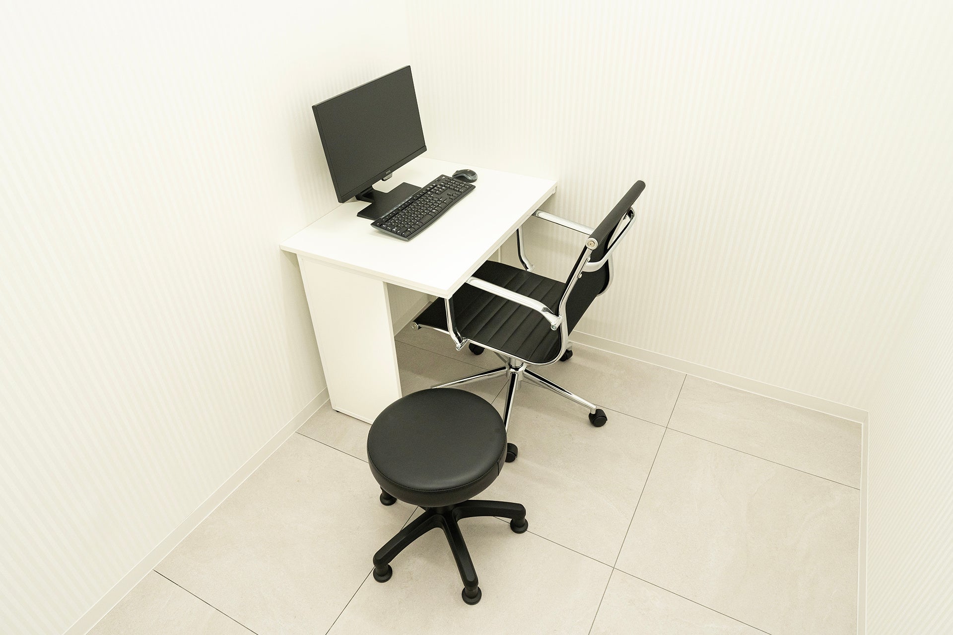 シンプルで落ち着いた雰囲気の診察室