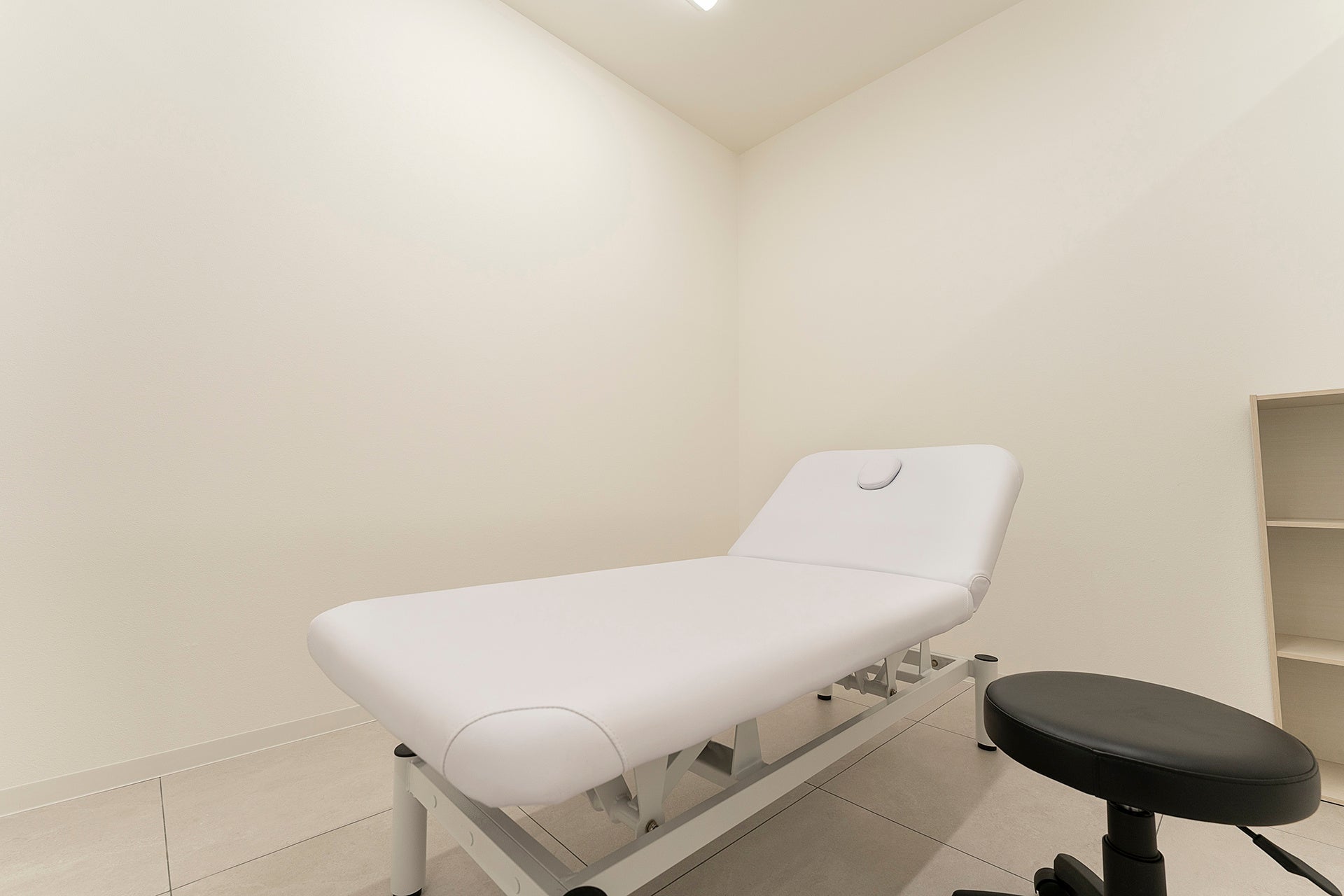 清潔感と機能美を追求した白主体の処置室