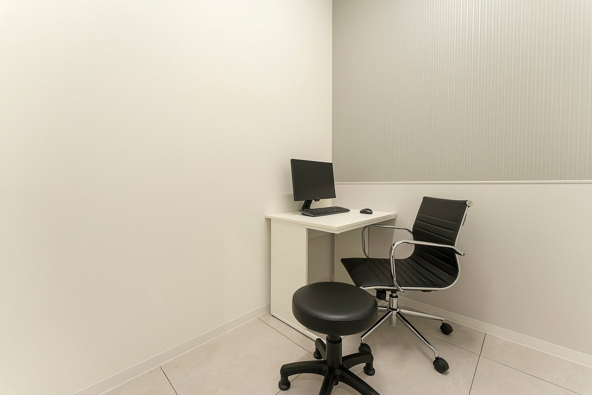 シンプルで落ち着いた雰囲気の診察室