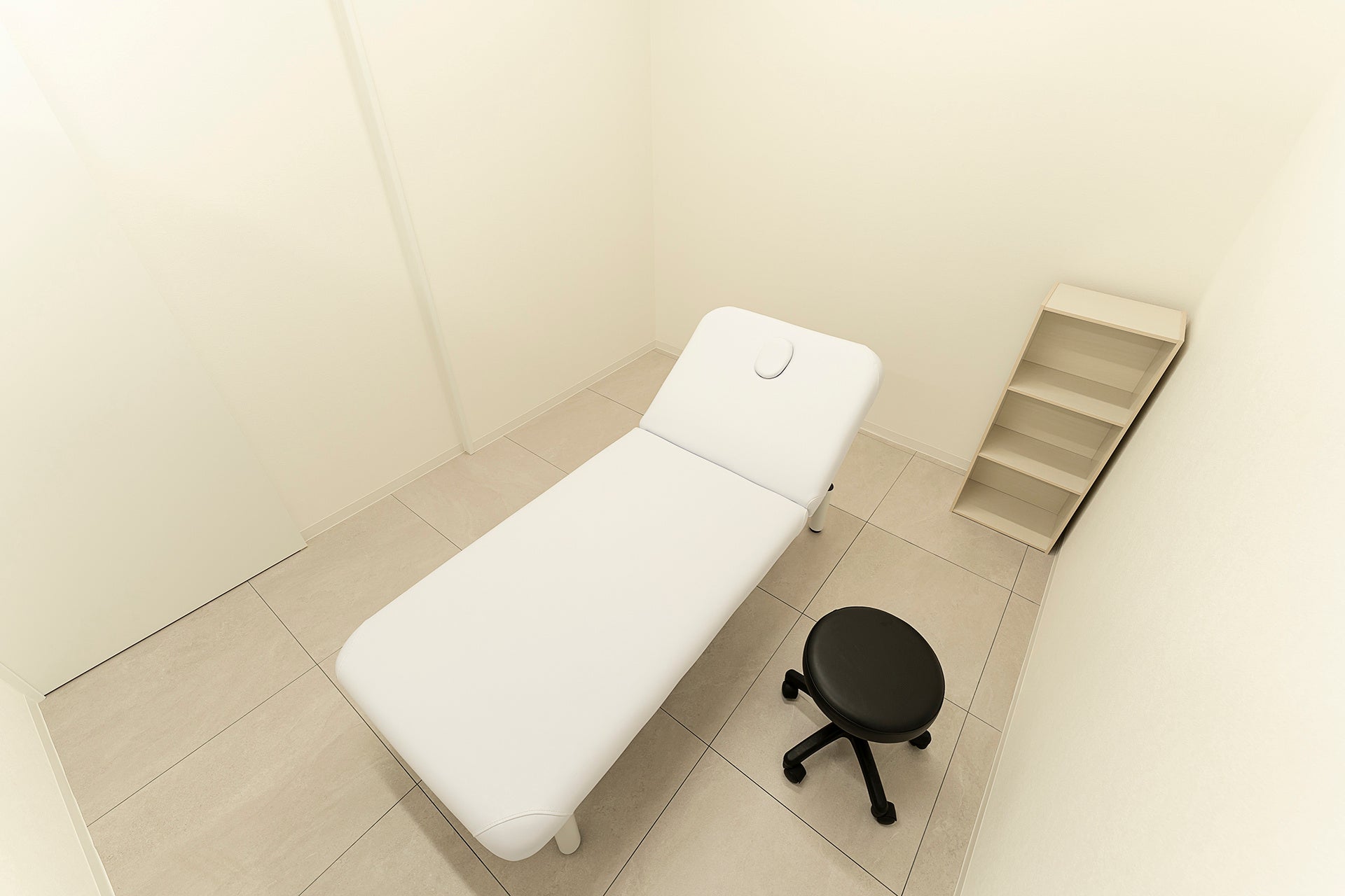 清潔感と機能美を追求した白主体の処置室