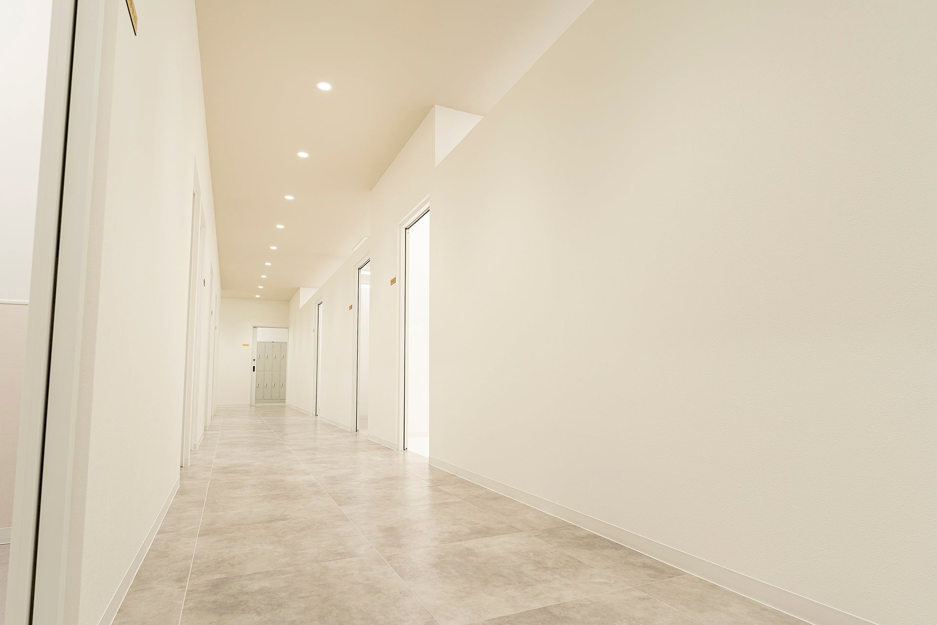 白を基調とした明るい院内