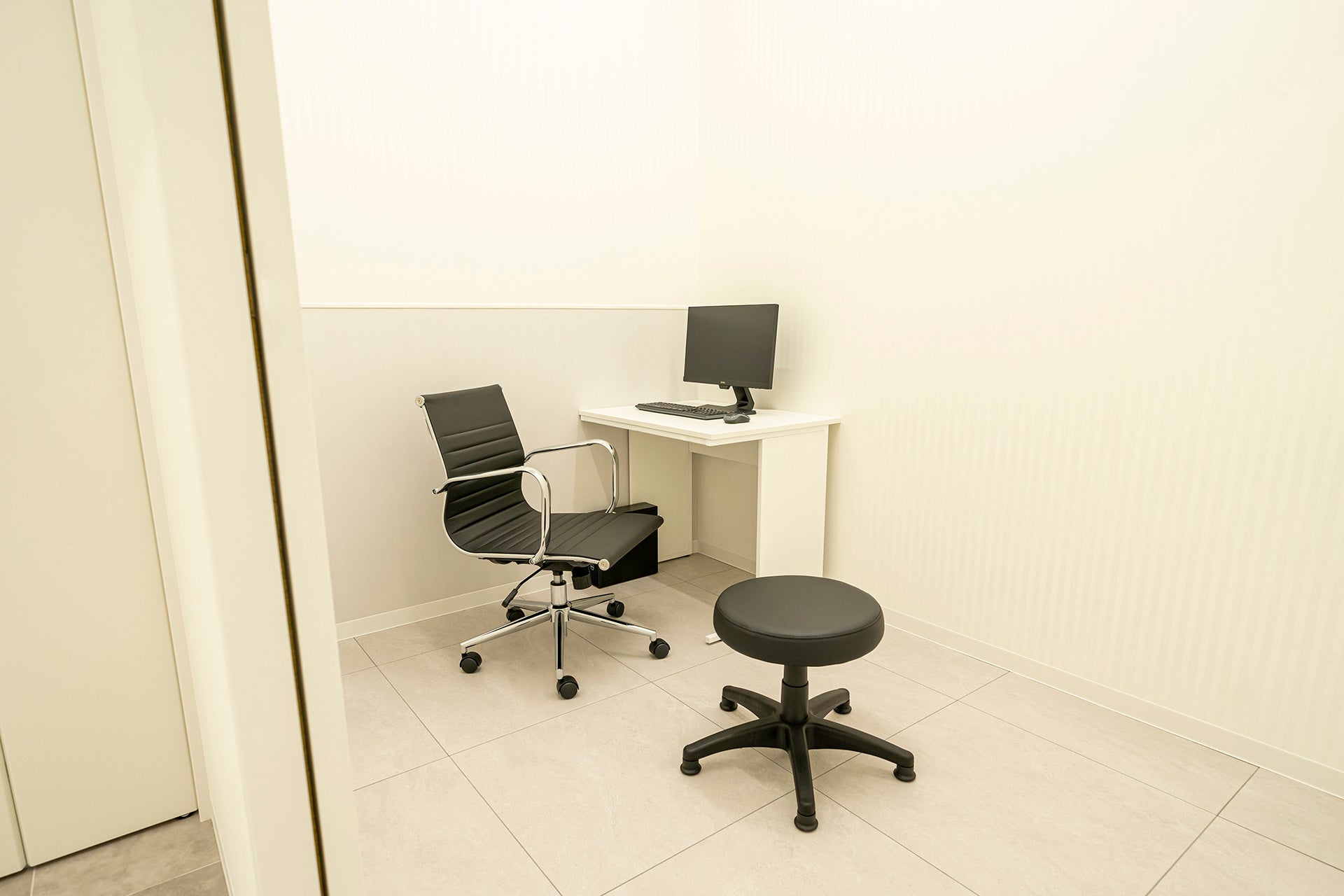 シンプルで落ち着いた雰囲気の診察室