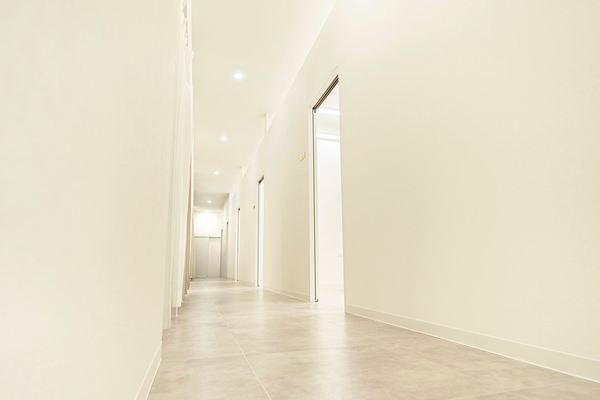 白を基調とした明るい院内