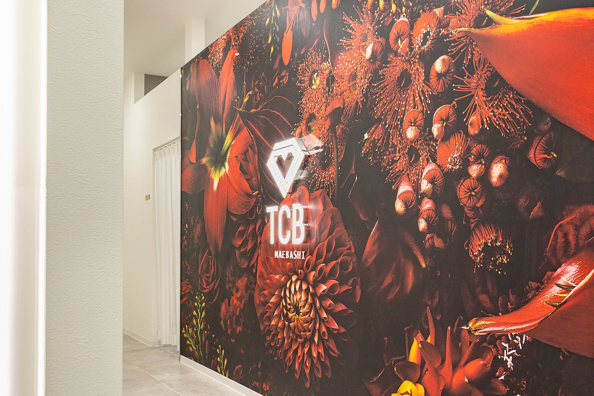 「花」のビジュアルデザインが患者様をお迎え