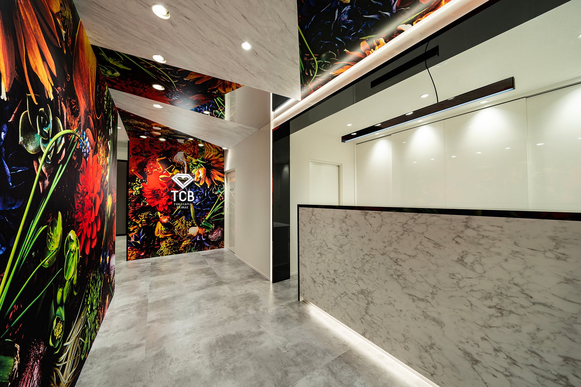 横浜駅前院受付ロビー