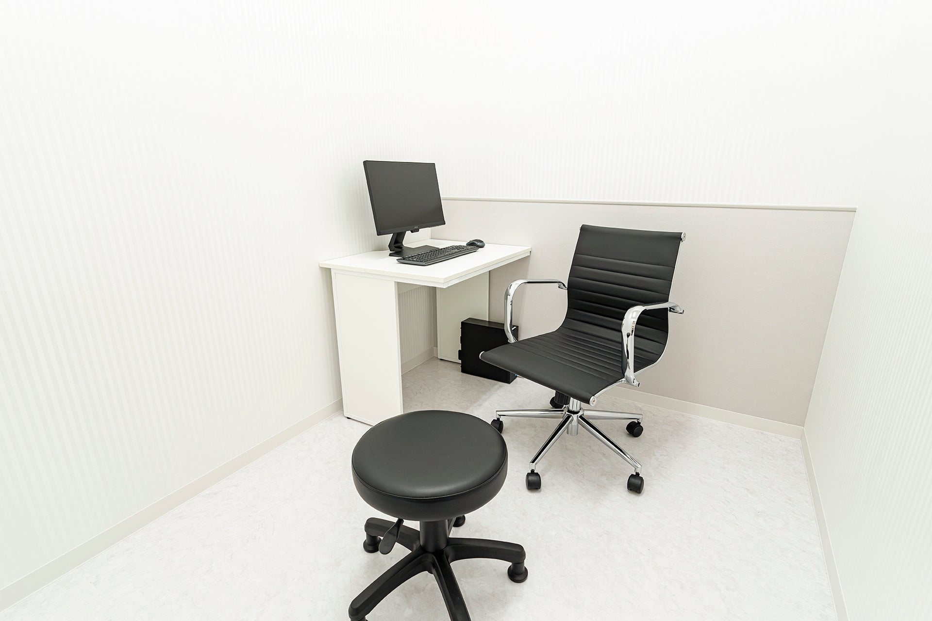 シンプルで落ち着いた雰囲気の診察室