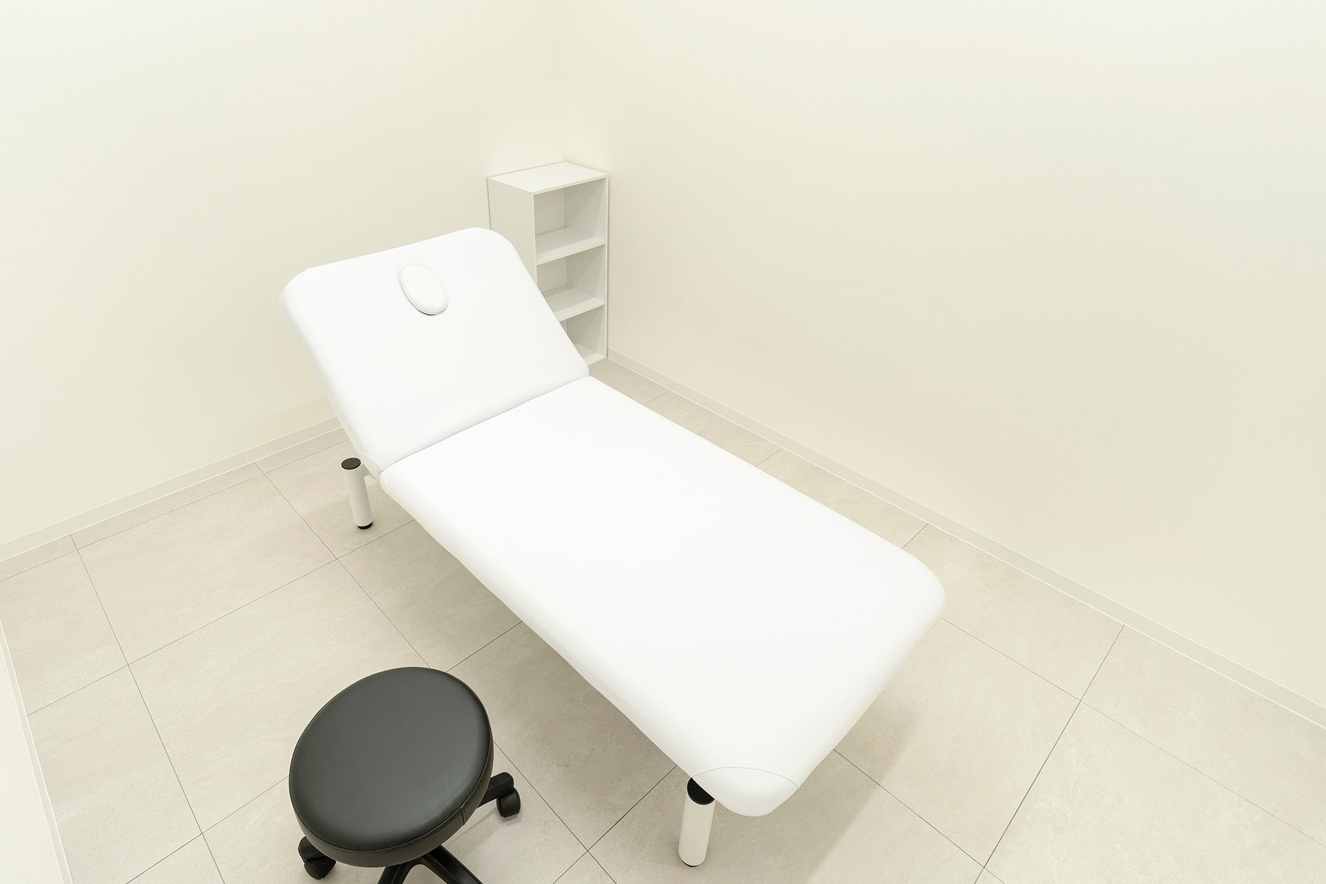 機能美を追及した白主体の処置室