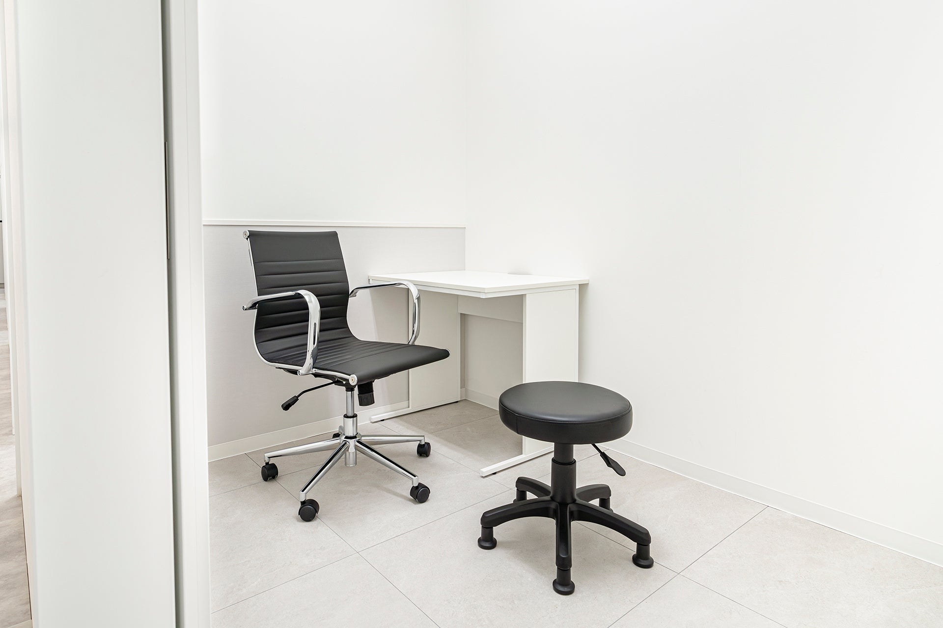 シンプルで落ち着いた雰囲気の診察室