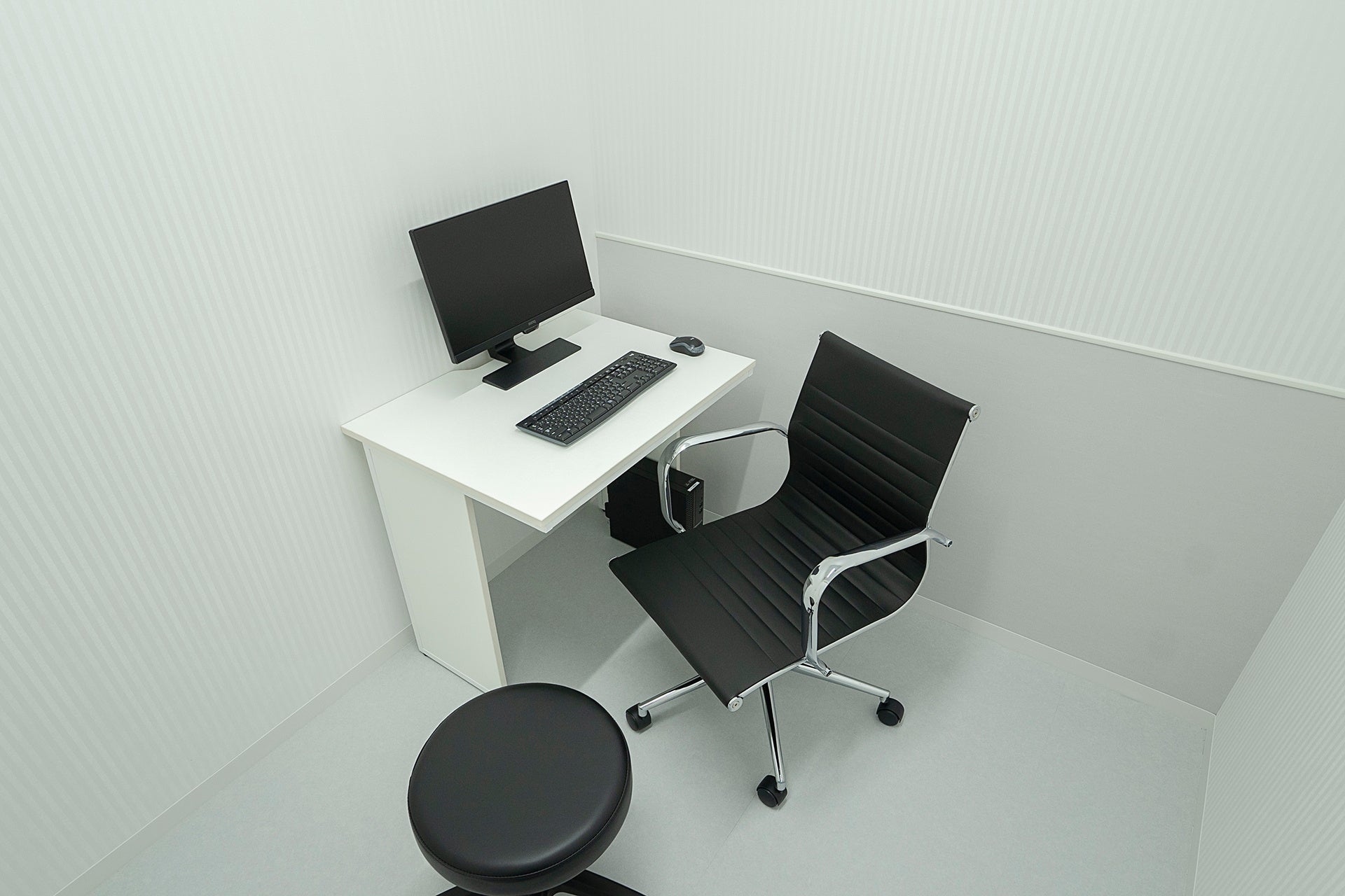 シンプルで落ち着いた雰囲気の診察室