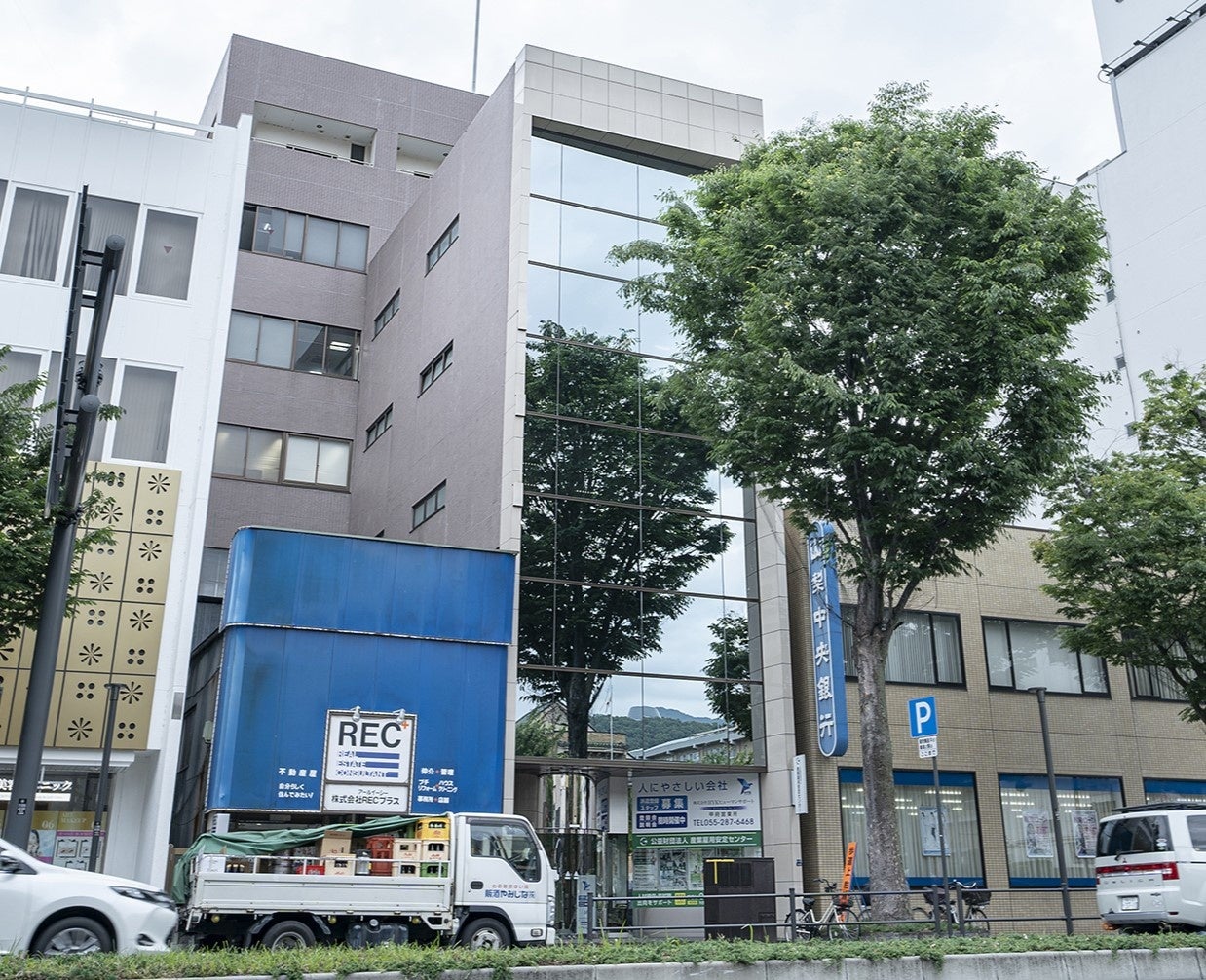 クリニックが入居する丸栄ビル(中央)