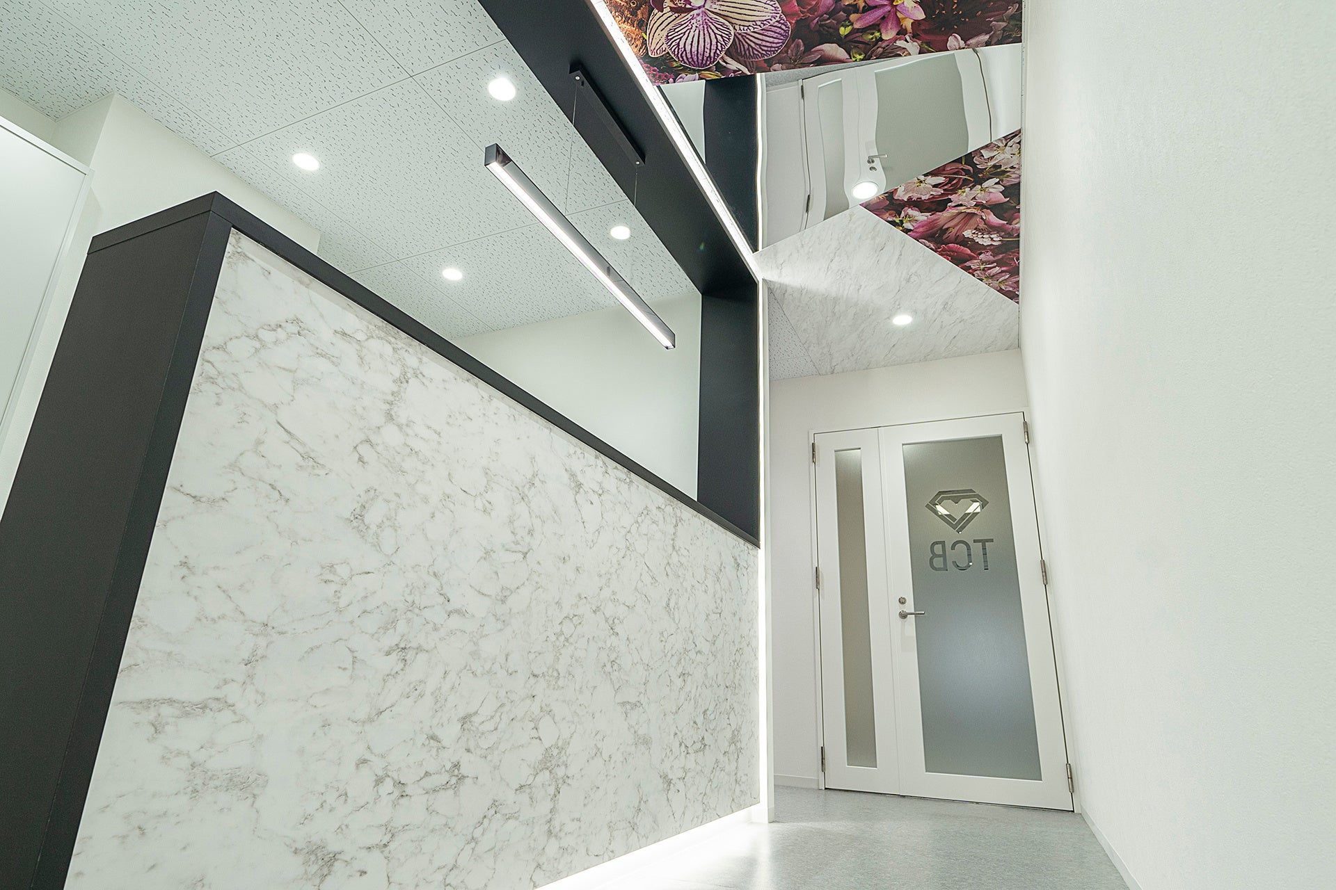 山梨甲府駅前院受付ロビー