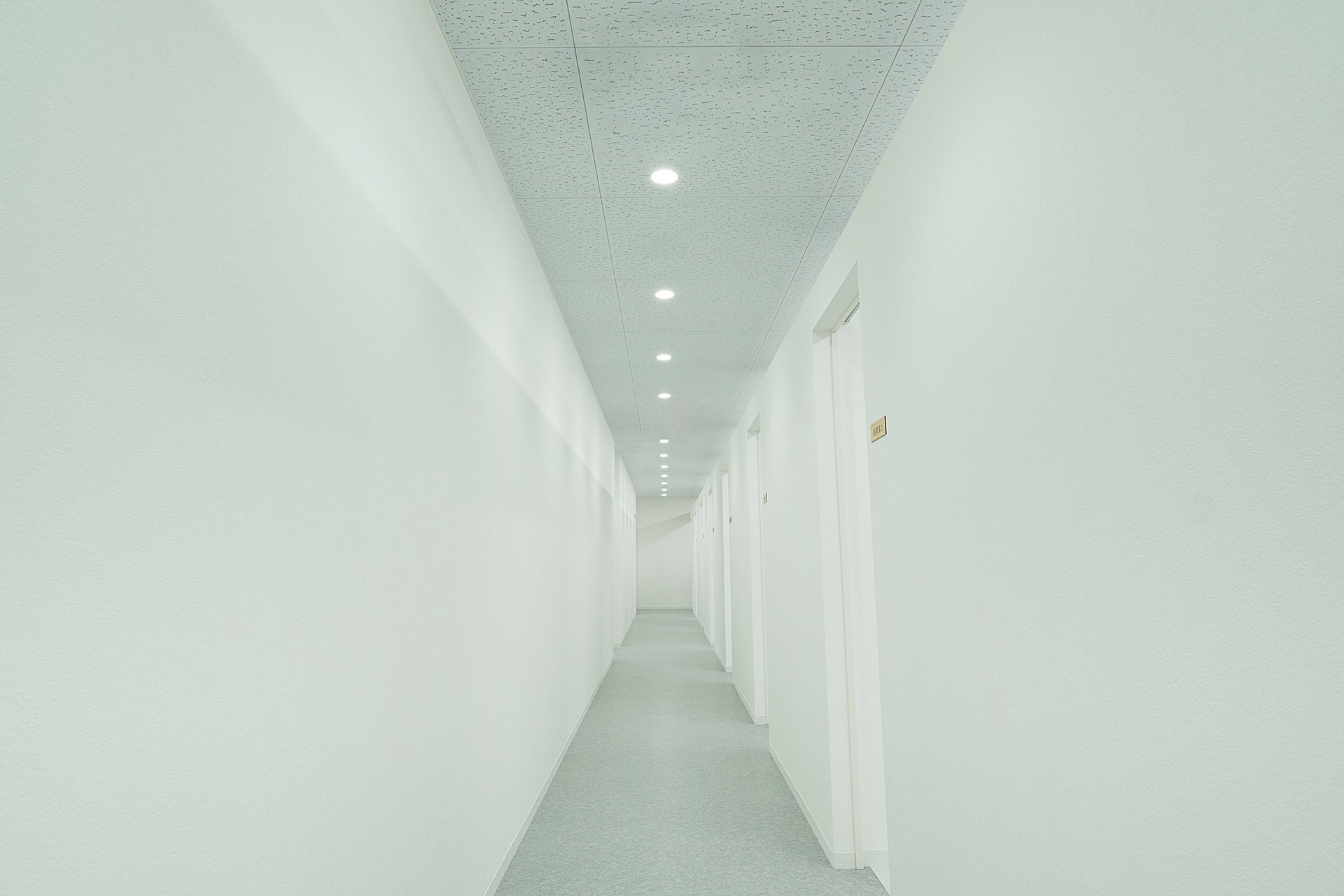 白を基調とした明るい院内