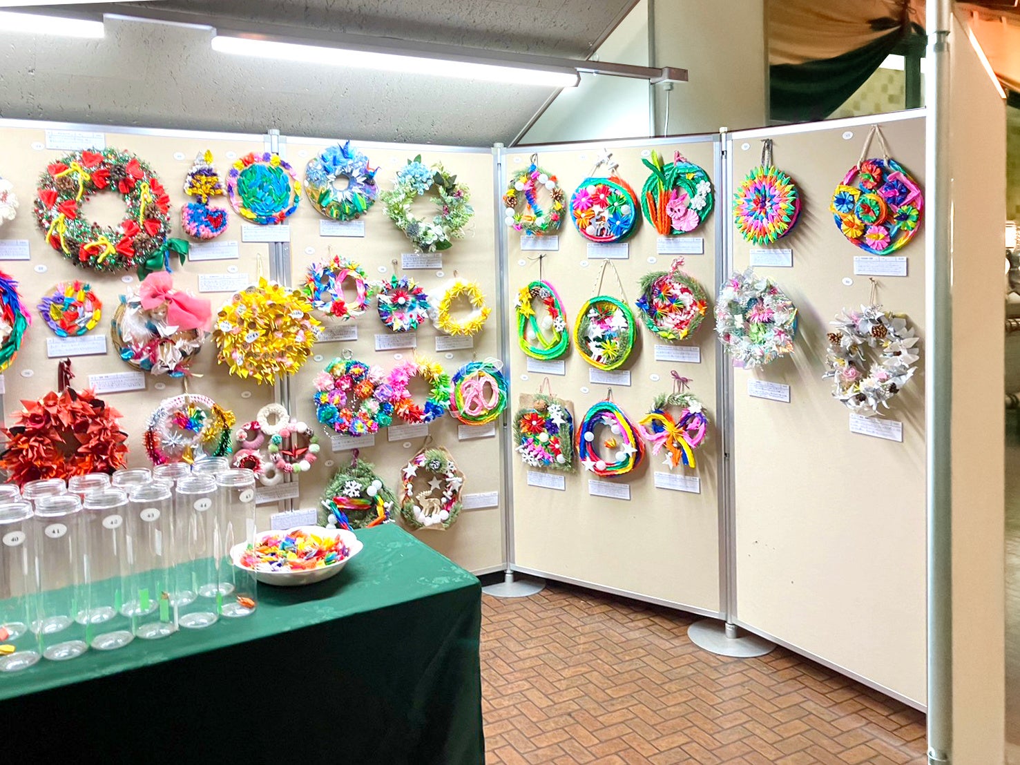 平和の折り鶴クリスマスリース作りコンテスト