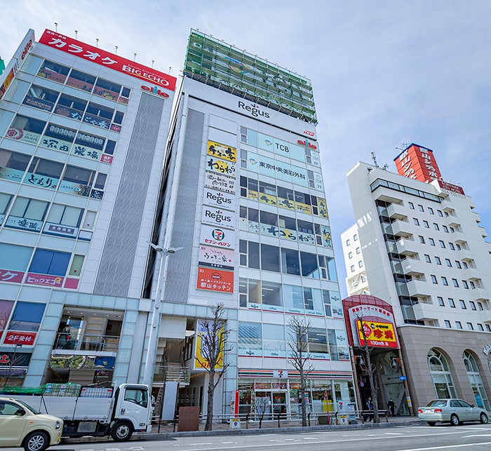 クリニックが入居するエリート30ビル（駅前アーケード入口となり）