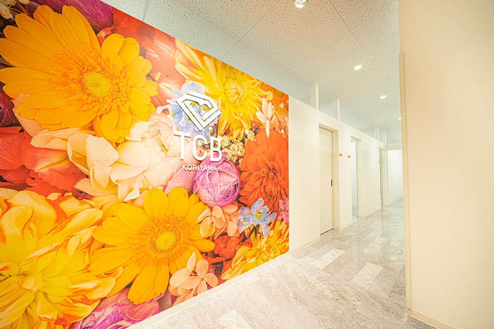 太陽のように明るい花々が患者様をお迎えします