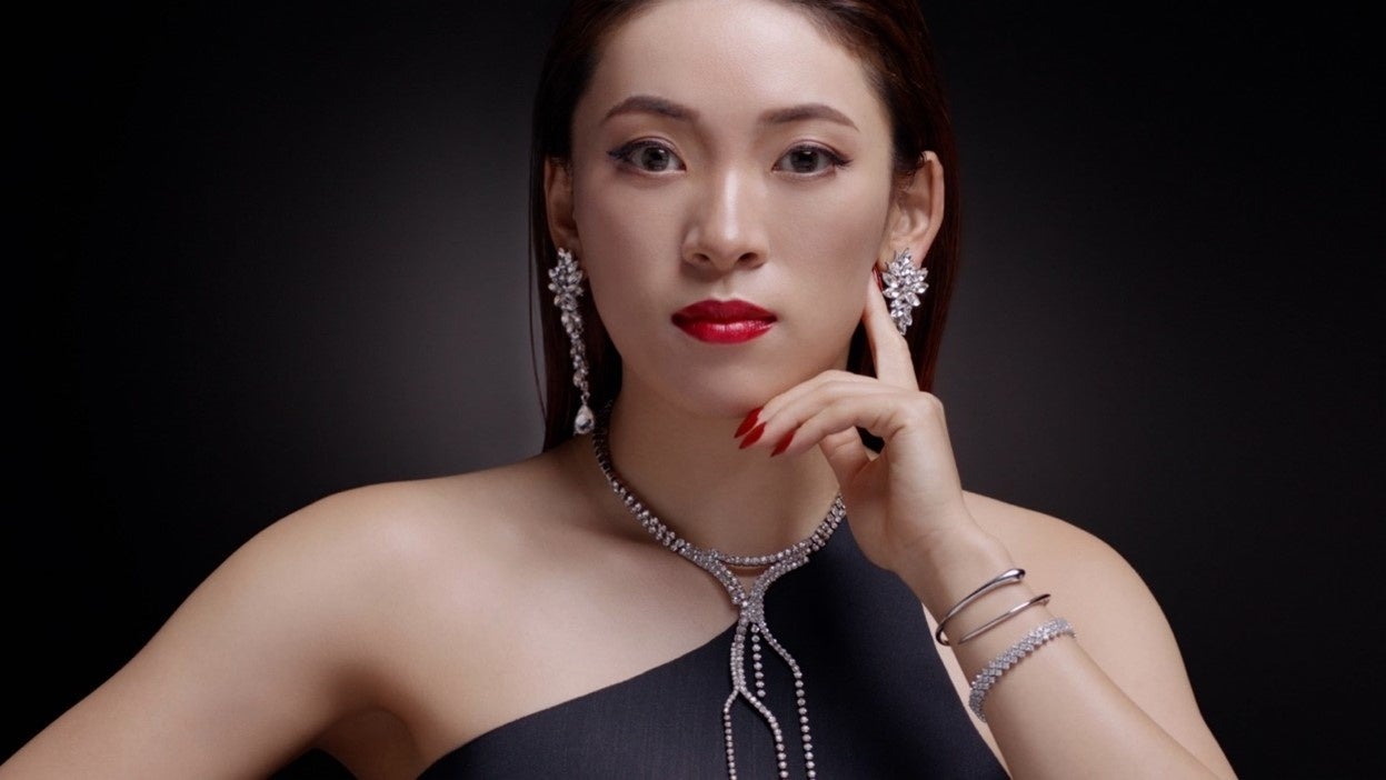 目覚めよ 本当のワタシ 黒いドレスを纏った 謎の美肌モデルの正体とは Tcb 東京中央美容外科 医療脱毛の新cm にすべすべ美肌のフワちゃんが登場 株式会社メディカルフロンティアのプレスリリース