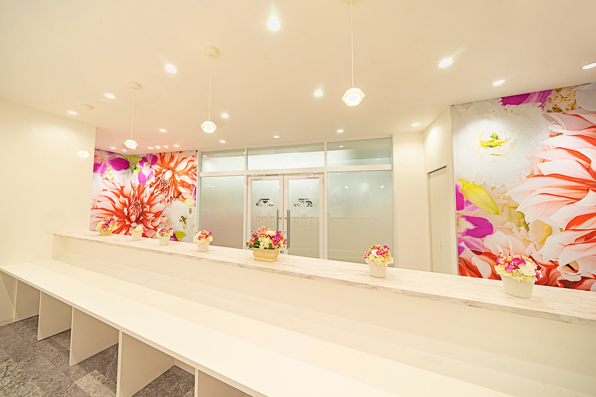 ピンクやオレンジの花々が患者様をお迎えします