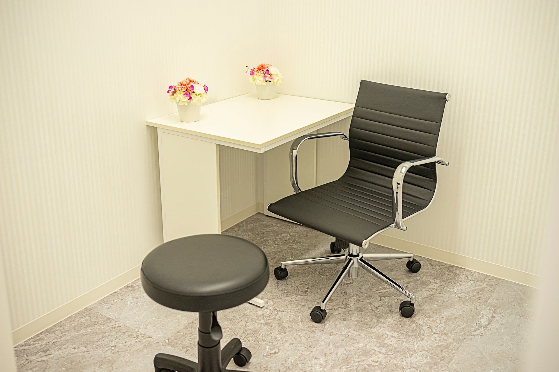 白を基調とした落ち着いた雰囲気の診察室