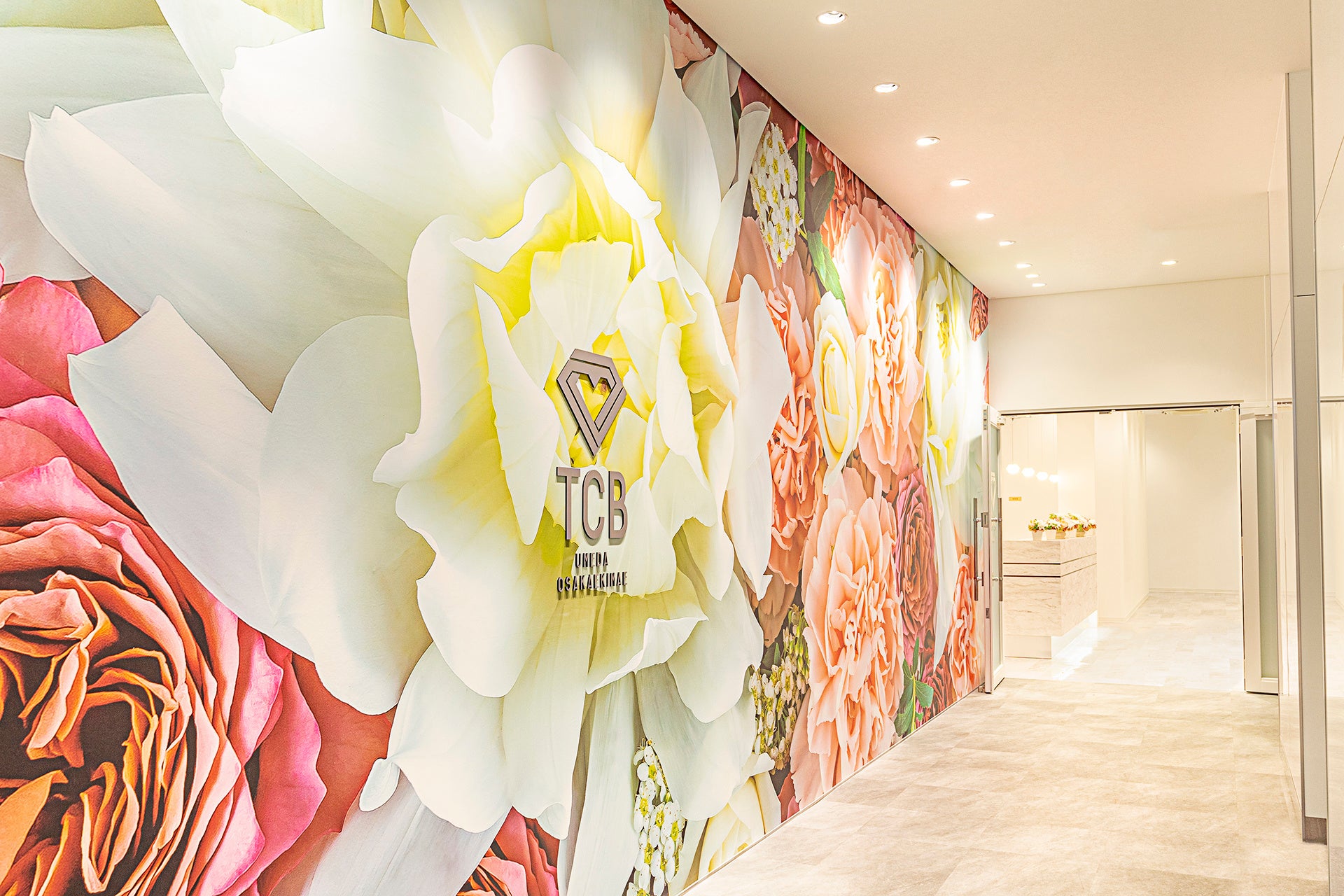 旧クリニックから親しまれる白とピンクの花々