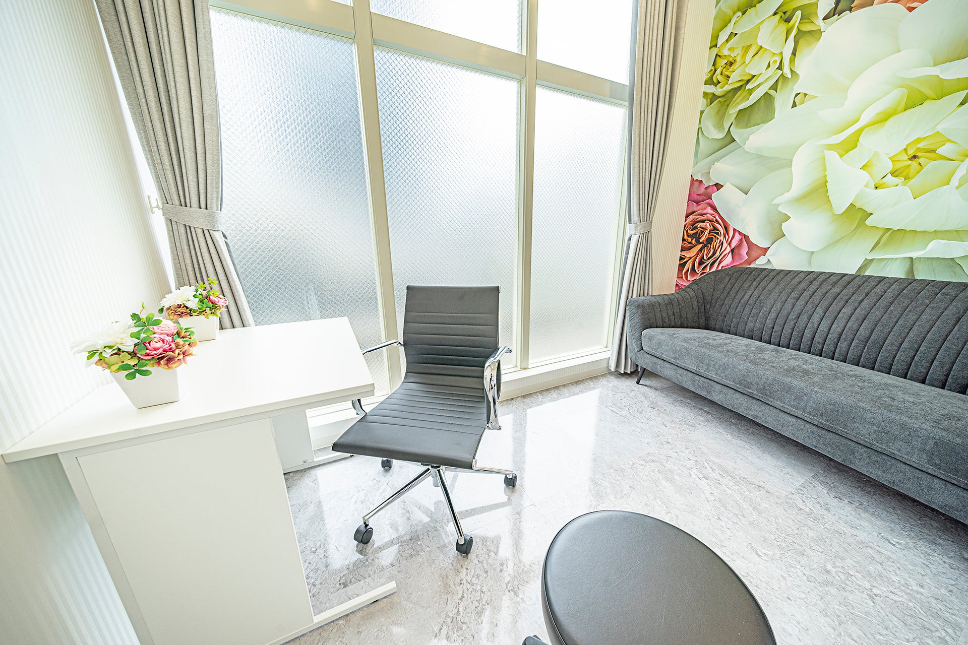 陽の光差し込む明るい診察室